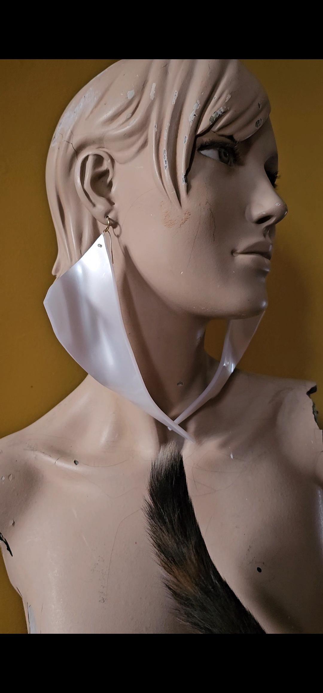 Alina Alamorean Orecchini scultorei contemporanei a triangolo bianco Altuglass in vendita 6