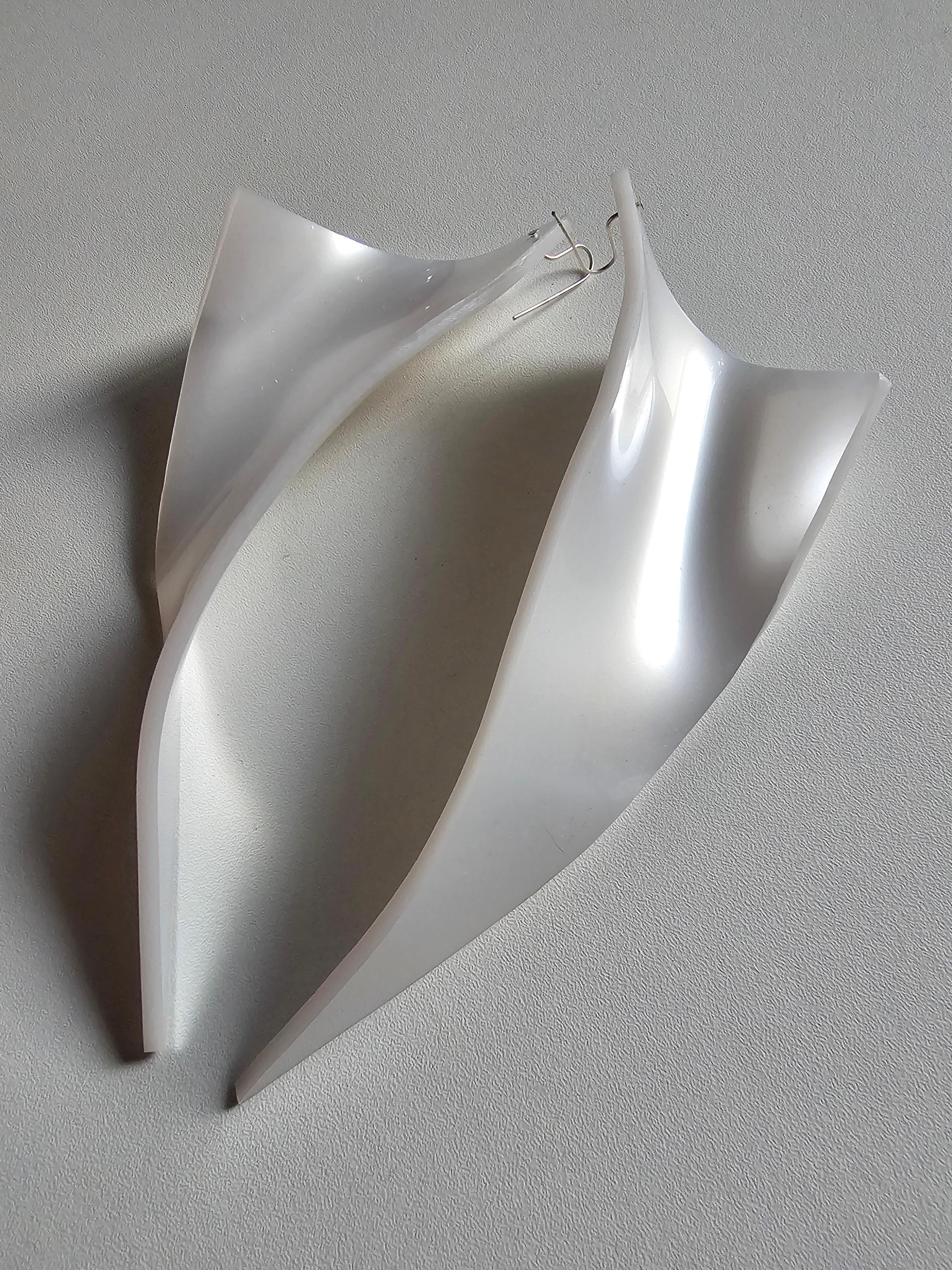 Orecchini scultura a triangolo Whiting in madreperla lucida Altuglass

Unico 

Dimensioni 
cm: L 4,5 x L 17,5 x H. 2
in : L 1,77 x L 6,89 x H. 0,79
Spessore: 3 mm ( 0.12 in )

Gli orecchini scultorei Triangle White in madreperla lucida sono stati