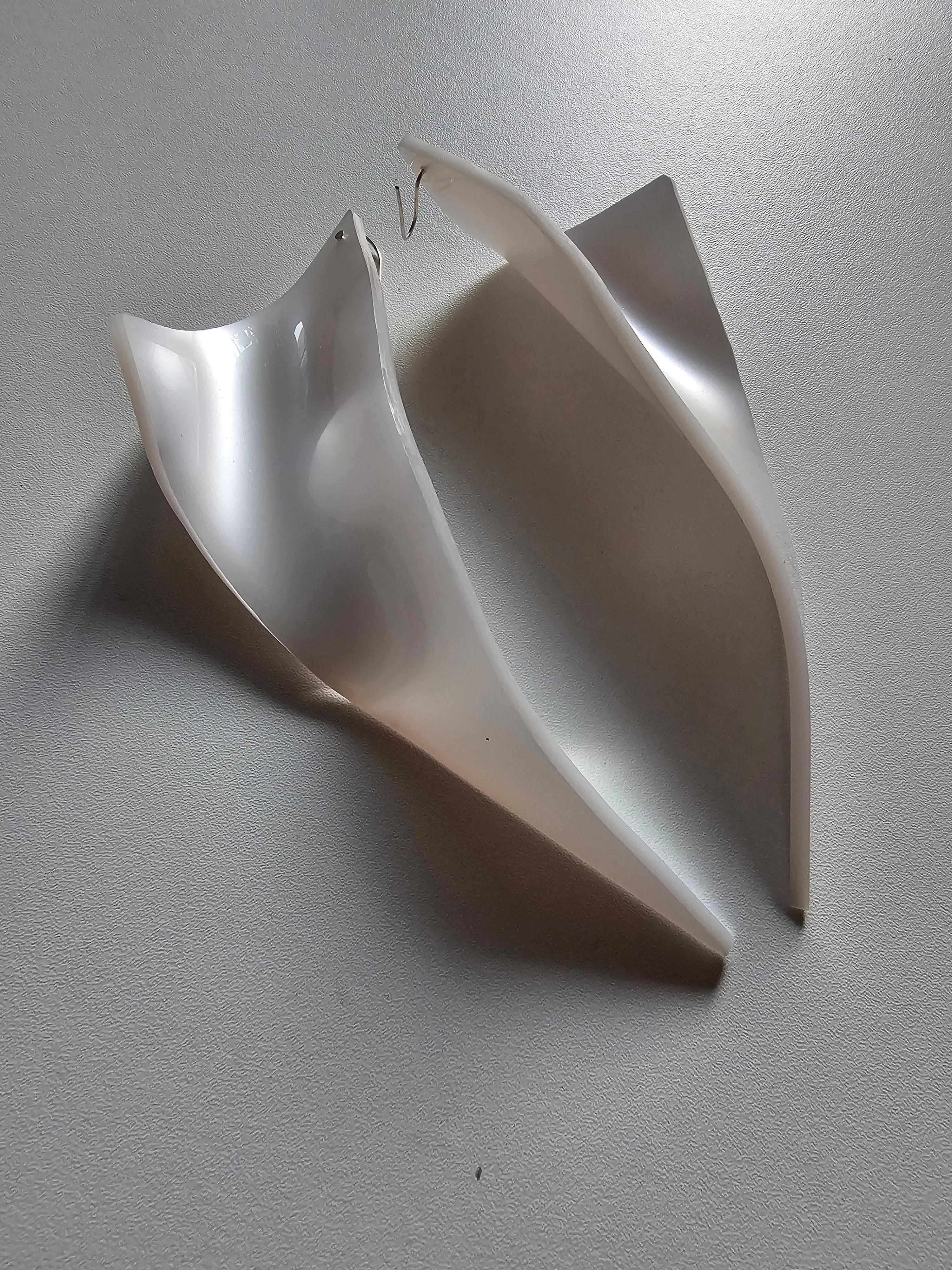Contemporaneo Alina Alamorean Orecchini scultorei contemporanei a triangolo bianco Altuglass in vendita