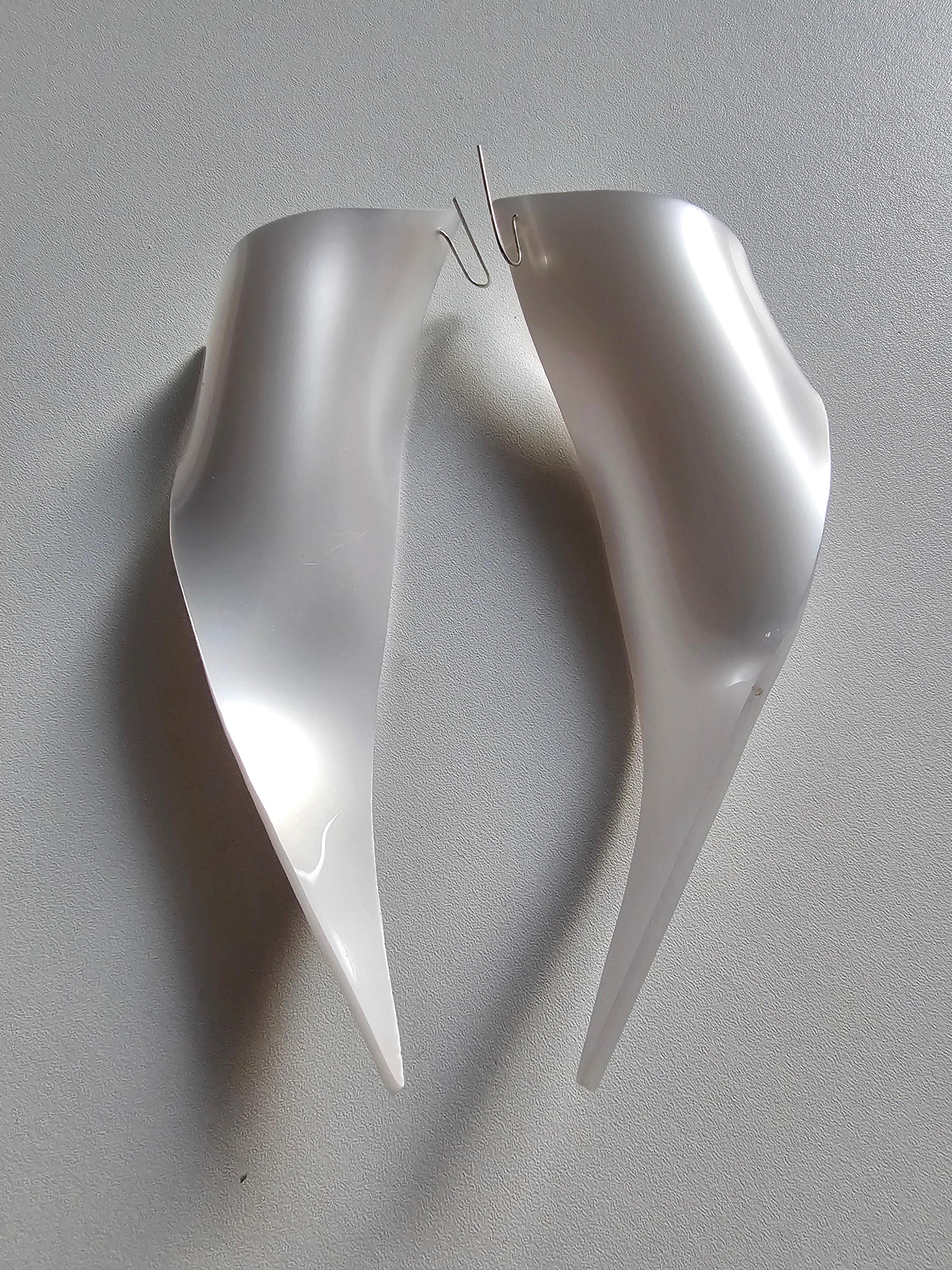 Alina Alamorean Orecchini scultorei contemporanei a triangolo bianco Altuglass In condizioni Nuovo in vendita a Fresnes, IDF