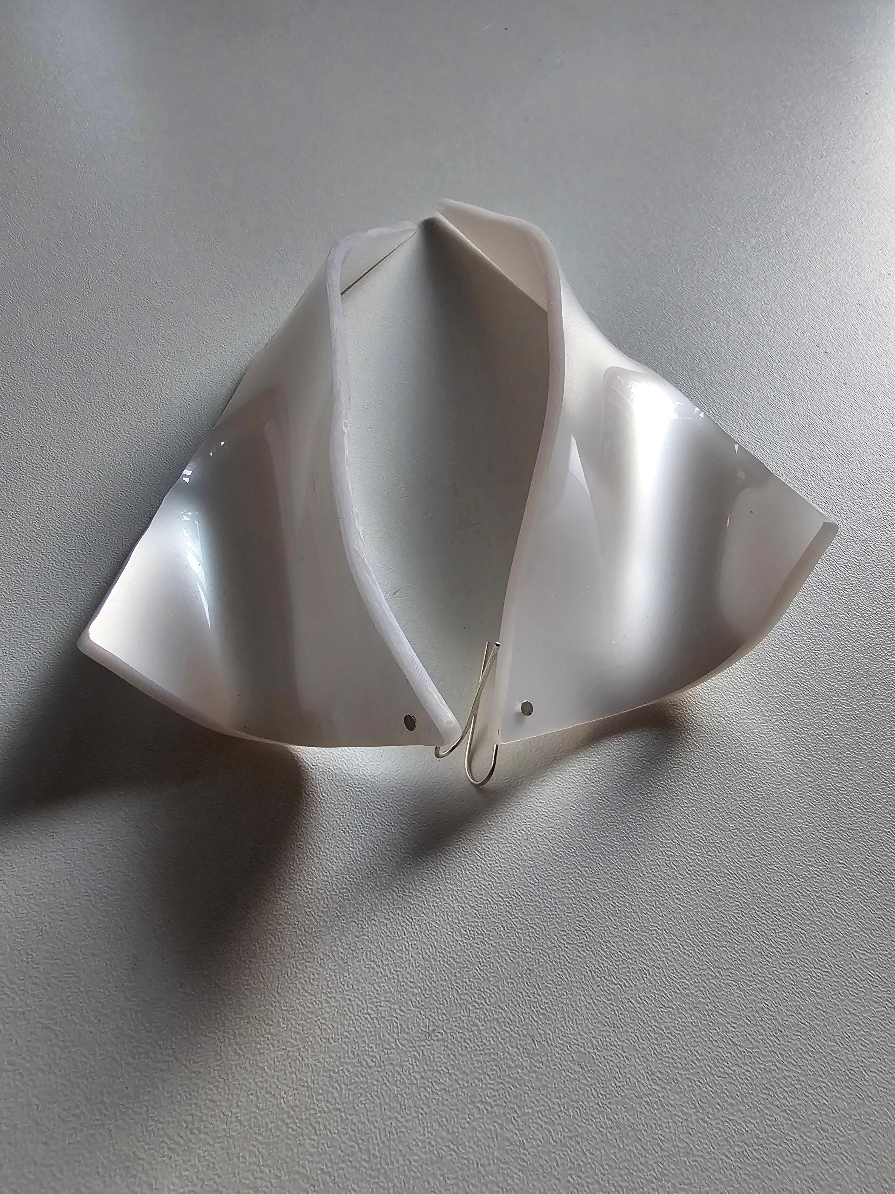 Donna Alina Alamorean Orecchini scultorei contemporanei a triangolo bianco Altuglass in vendita