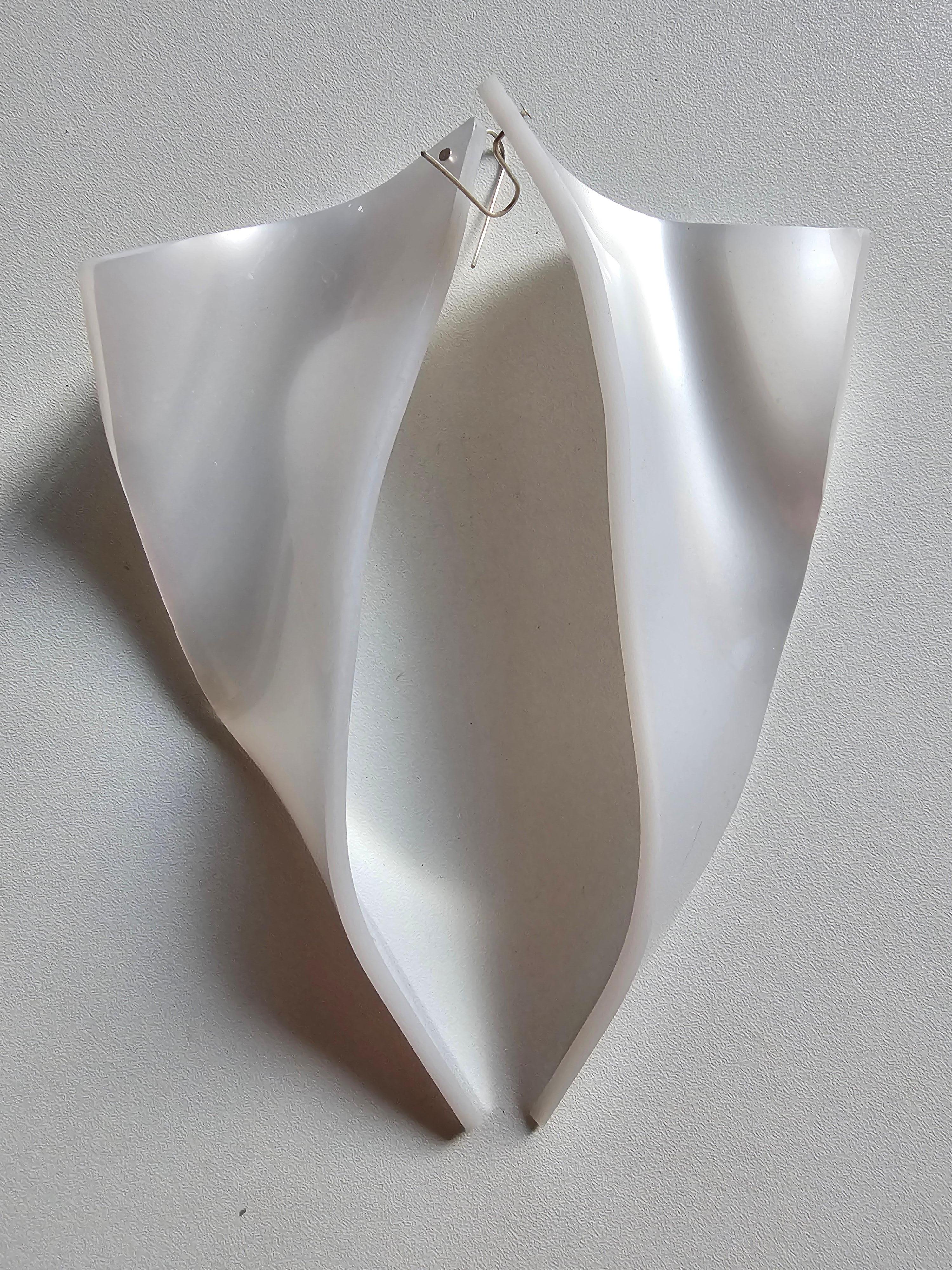 Alina Alamorean Orecchini scultorei contemporanei a triangolo bianco Altuglass in vendita 1