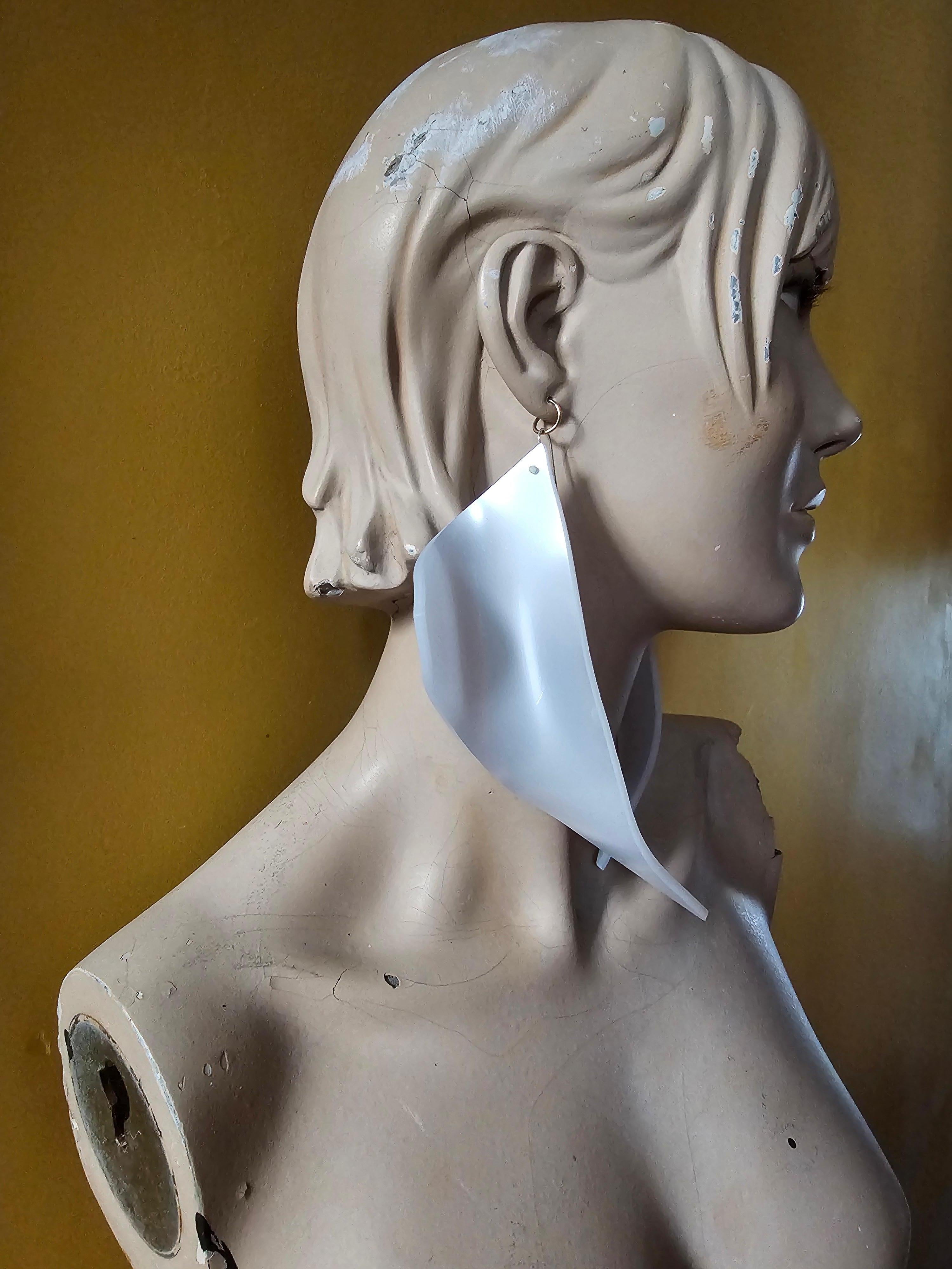Alina Alamorean Orecchini scultorei contemporanei a triangolo bianco Altuglass in vendita 2