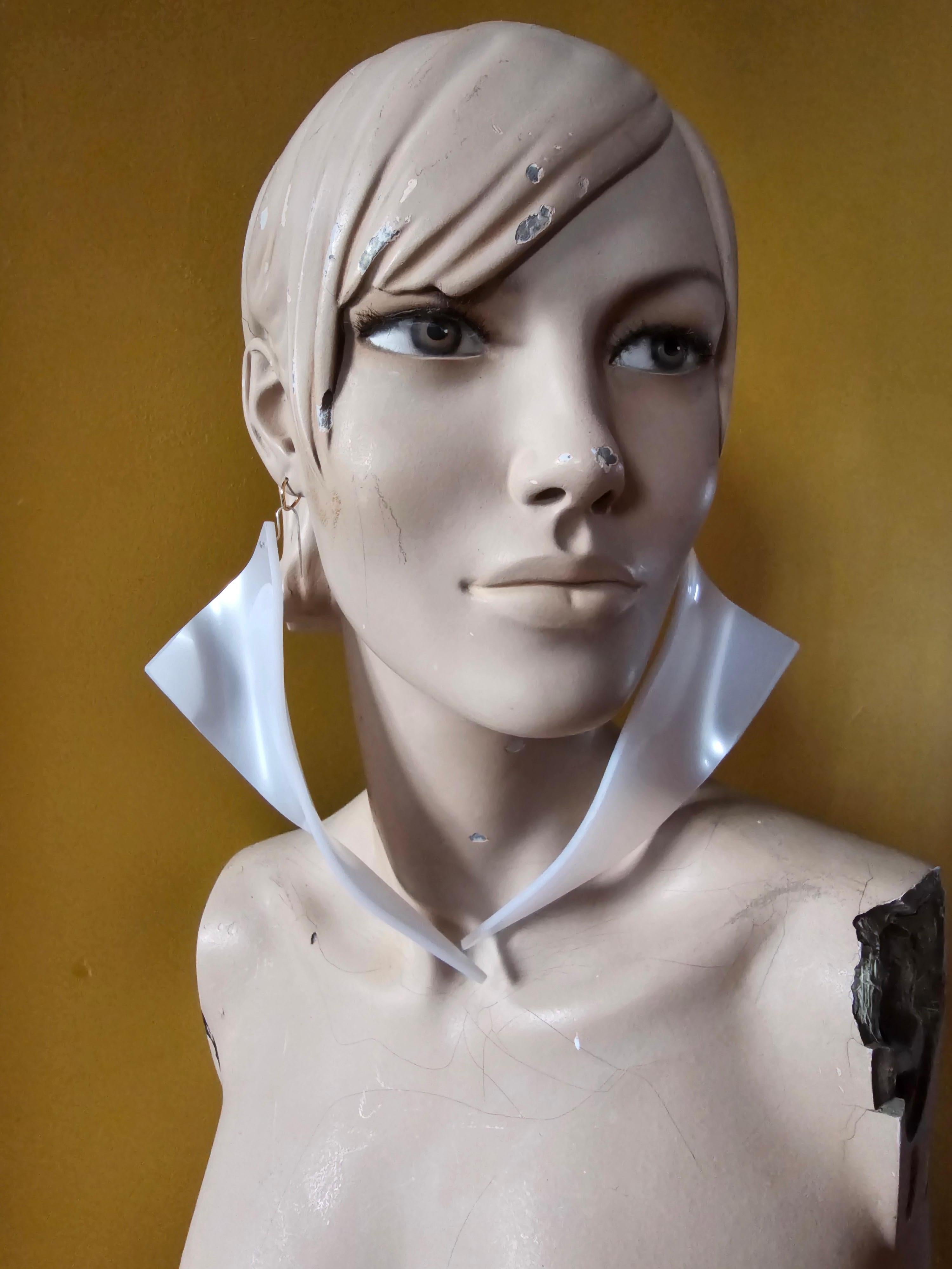 Alina Alamorean Orecchini scultorei contemporanei a triangolo bianco Altuglass in vendita 3
