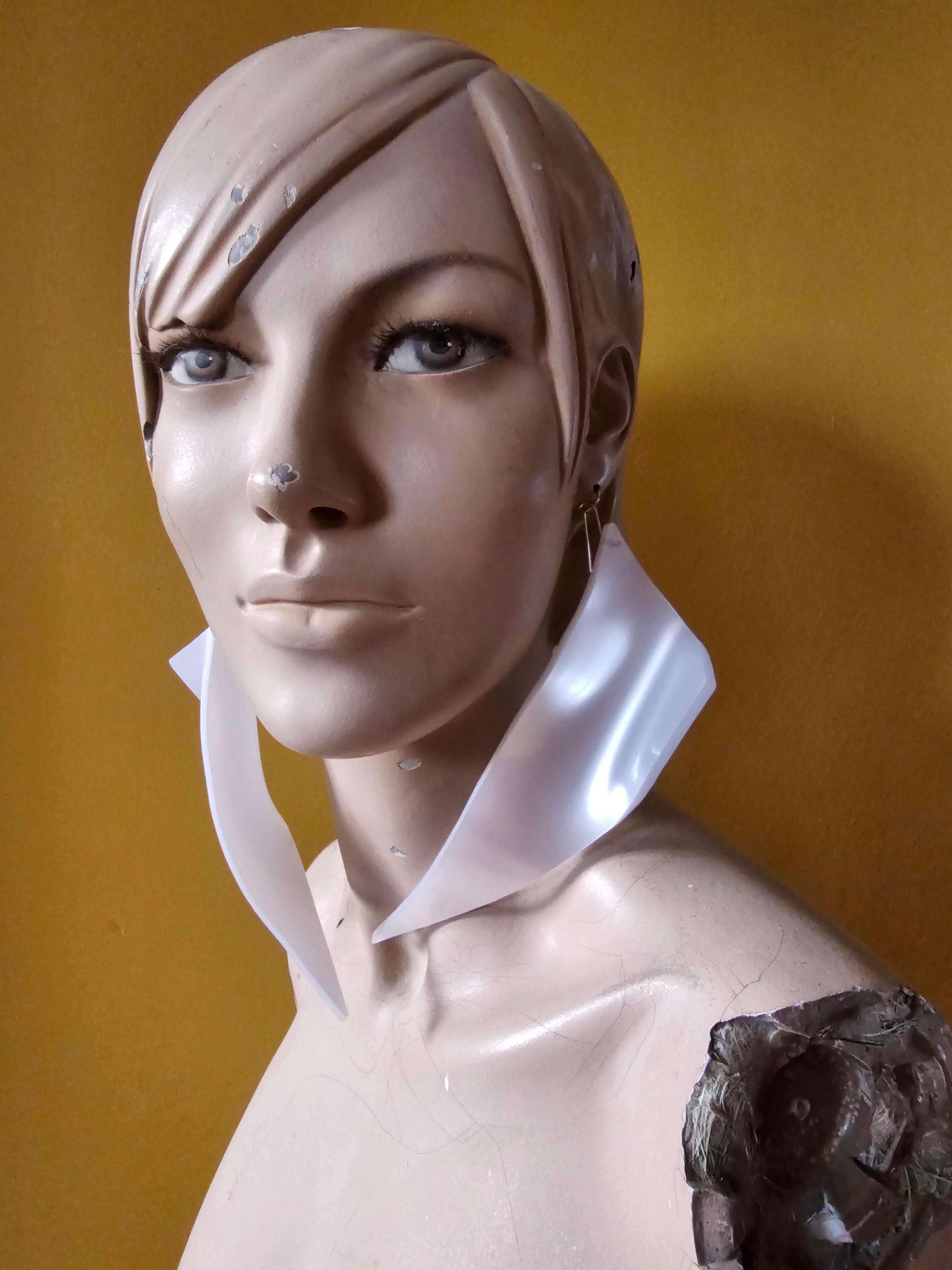 Alina Alamorean Orecchini scultorei contemporanei a triangolo bianco Altuglass in vendita 4