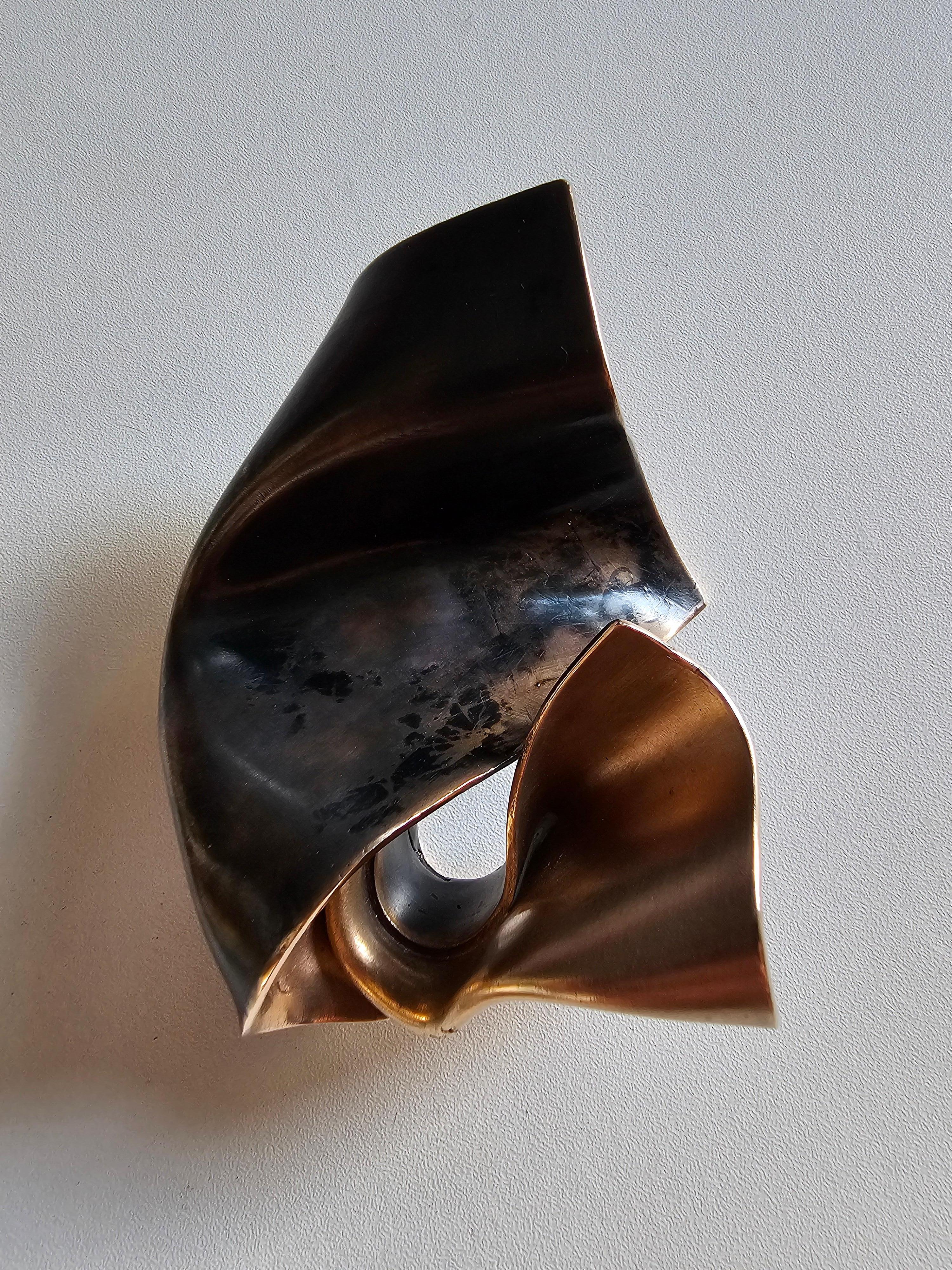 Big Wind Sculpture Statement Ring in rose satinated and black patinated bronze and polished outlines 

Unique 
Hallmarked

Exhibited at The Museum of Art & Design, NYC, 2019

Dimensions 
cm : L 9 x W 7 x H 11
in : L 3.54 x W 2.75 x H 4.33
Thickness