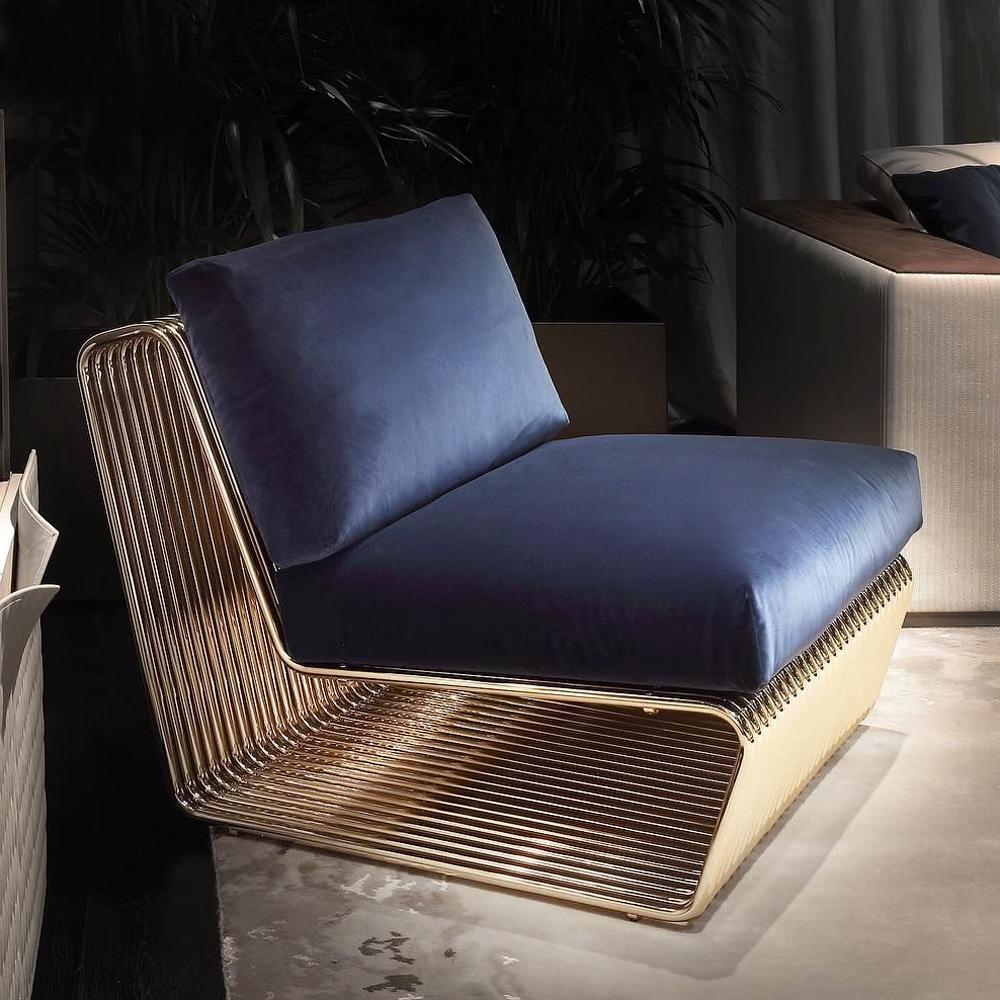 Armchair Alina upholstered and coated with 
high quality velvet fabric in Categorie A. Base 
structure with polished stainless steel tubes in 
gold finish. 
Also available with others fabrics on request.
Also available with base in polished