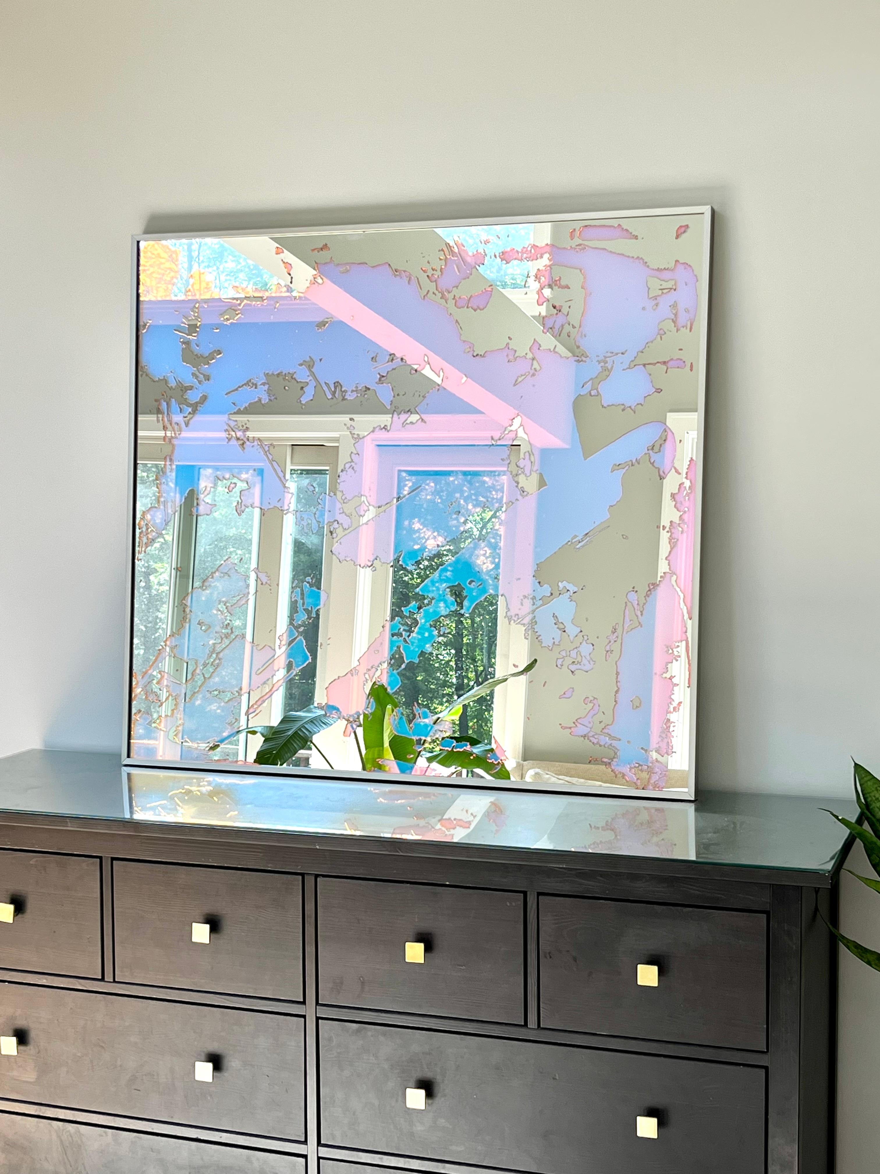 Ce miroir d'art abstrait d'Alina B est réalisé avec un film dichroïque sur miroir, et est encadré dans un cadre aux tons champagne. Le film sur le miroir permet à celui-ci, ainsi qu'à l'espace qu'il reflète, de sembler changer de couleur en fonction