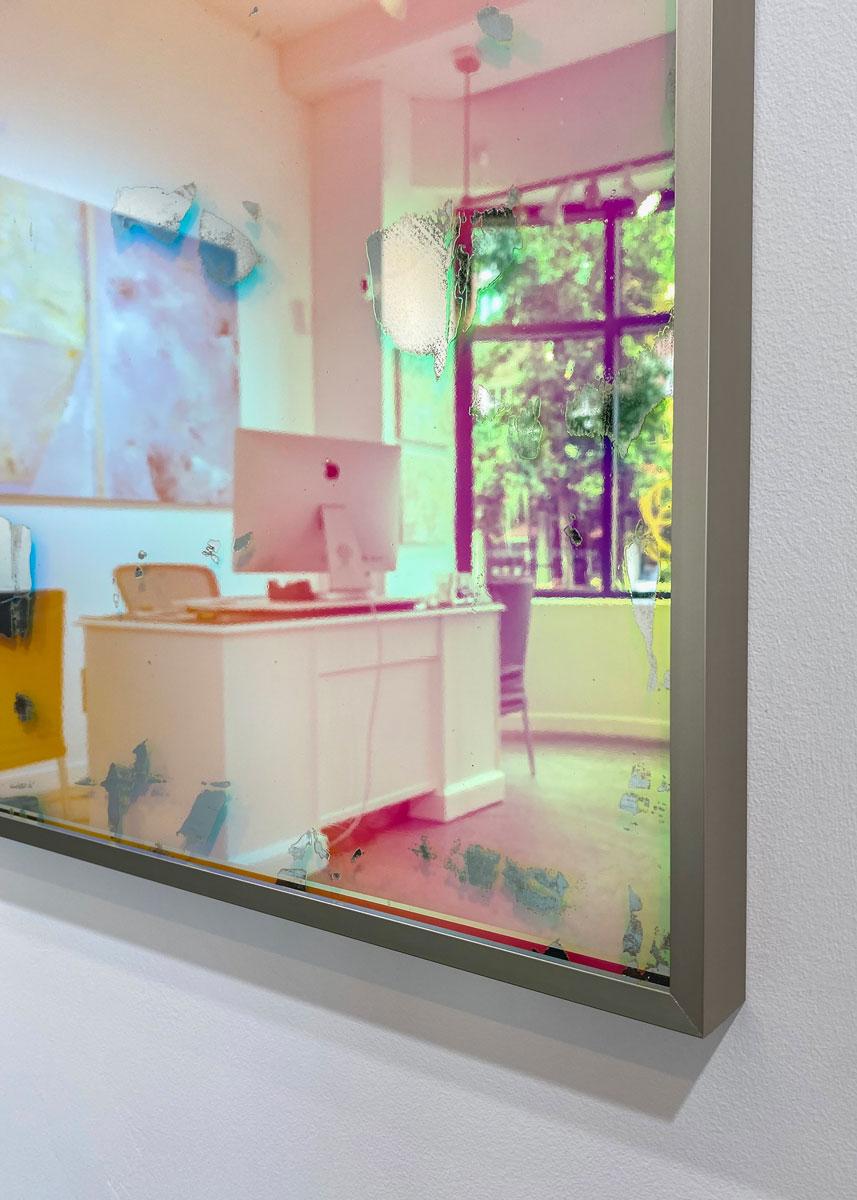 Ce grand miroir d'art abstrait d'Alina B est réalisé avec un film dichroïque sur miroir, et est encadré dans un cadre aux tons champagne. Le film sur le miroir permet à celui-ci, ainsi qu'à l'espace qu'il reflète, de changer de couleur et de passer