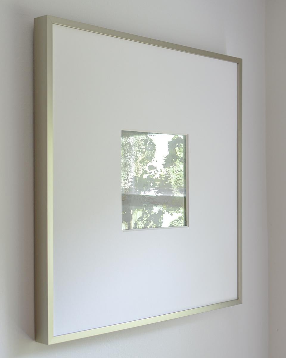 Miroir d'art contemporain « Bathin in Light #2 » - Contemporain Painting par Alina Bisikirskaite
