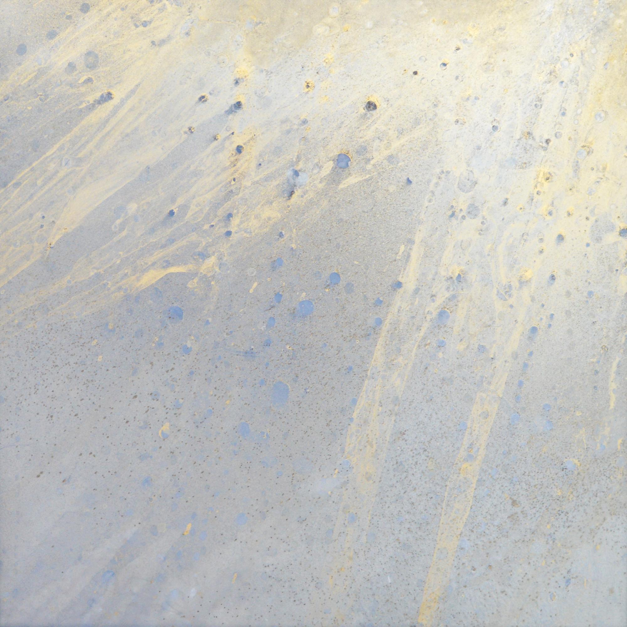 Esta obra de arte contemporánea está realizada con técnica mixta sobre espejo, lo que crea una estética reflectante, iridiscente y metálica. La composición abstracta de color gris plateado y amarillo refleja la luz de forma diferente al contemplar