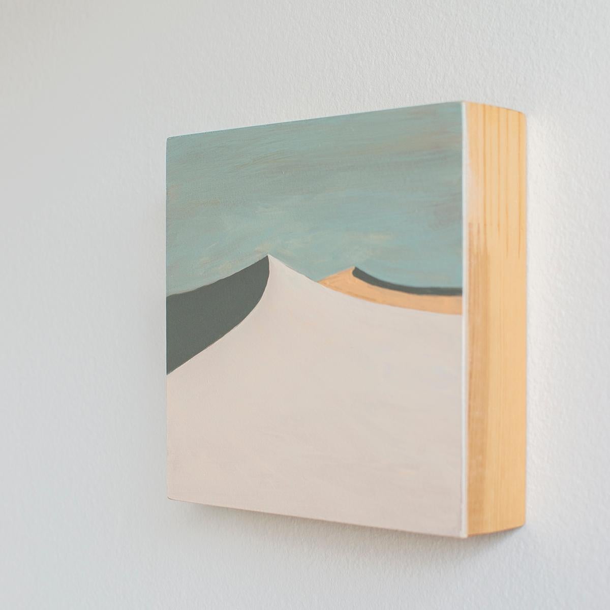 Questo dipinto astratto di paesaggio desertico di Alina B. è realizzato con colori acrilici su tavola. È caratterizzata da una tavolozza di blu e grigi freddi e accenti caldi, con la scena suddivisa in piani di colore curvi, che contrappongono luci
