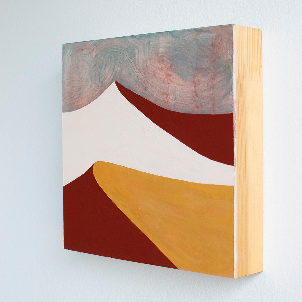 Ce paysage désertique abstrait peint par Alina B est réalisé avec de la peinture acrylique sur carton. Il présente une palette chaude avec des tons jaune doré et rouge profond, contrastés par le blanc et la sarcelle claire. Le ciel est composé de