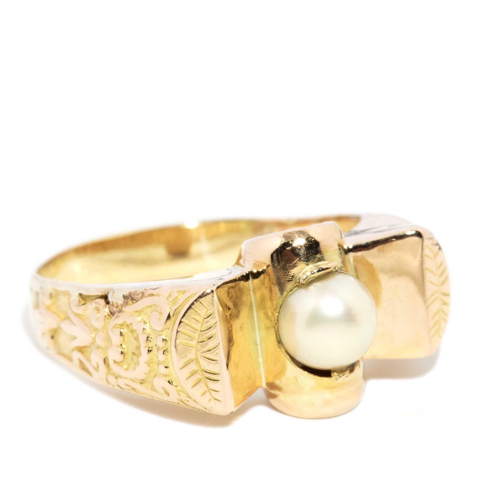 Anello Alina Circa 1940 Art Deco con perle e texture in oro giallo 15 carati In condizioni buone in vendita a Hamilton, AU