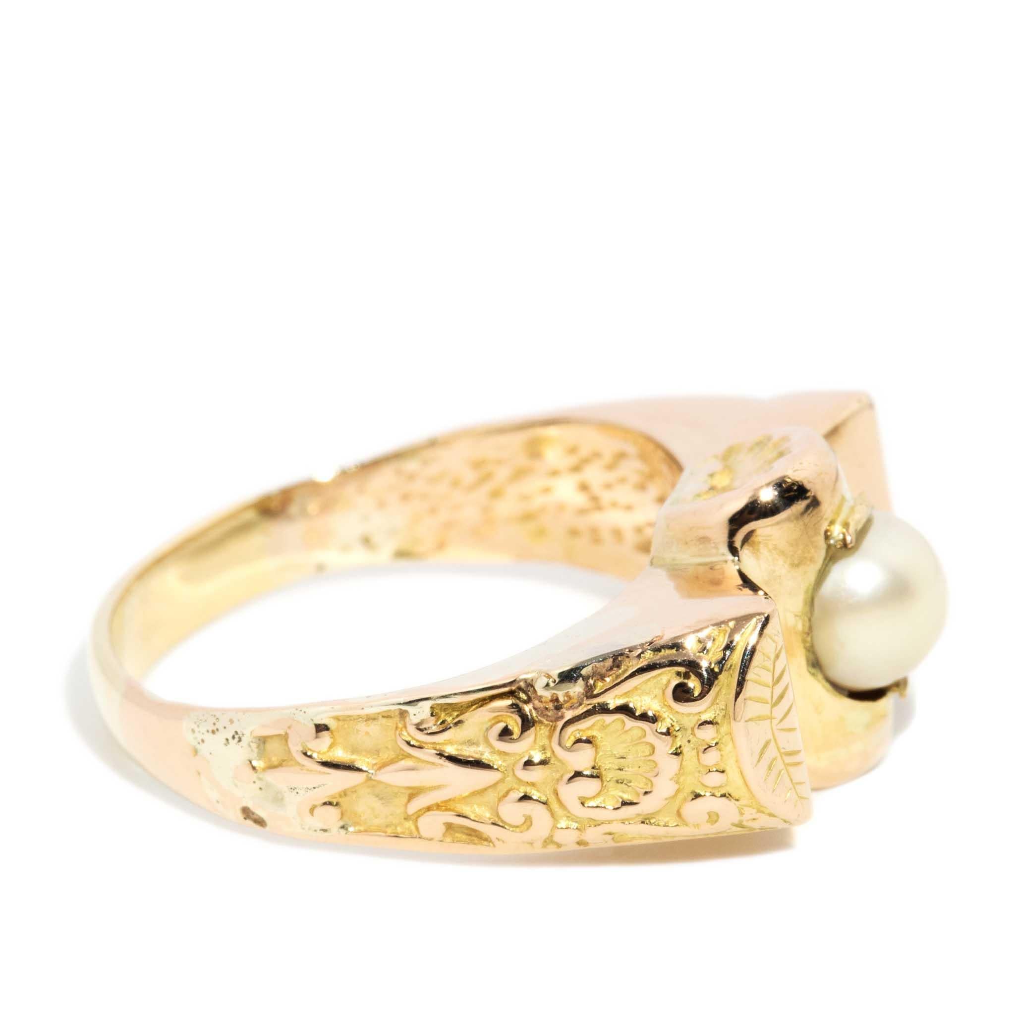 Anello Alina Circa 1940 Art Deco con perle e texture in oro giallo 15 carati in vendita 1