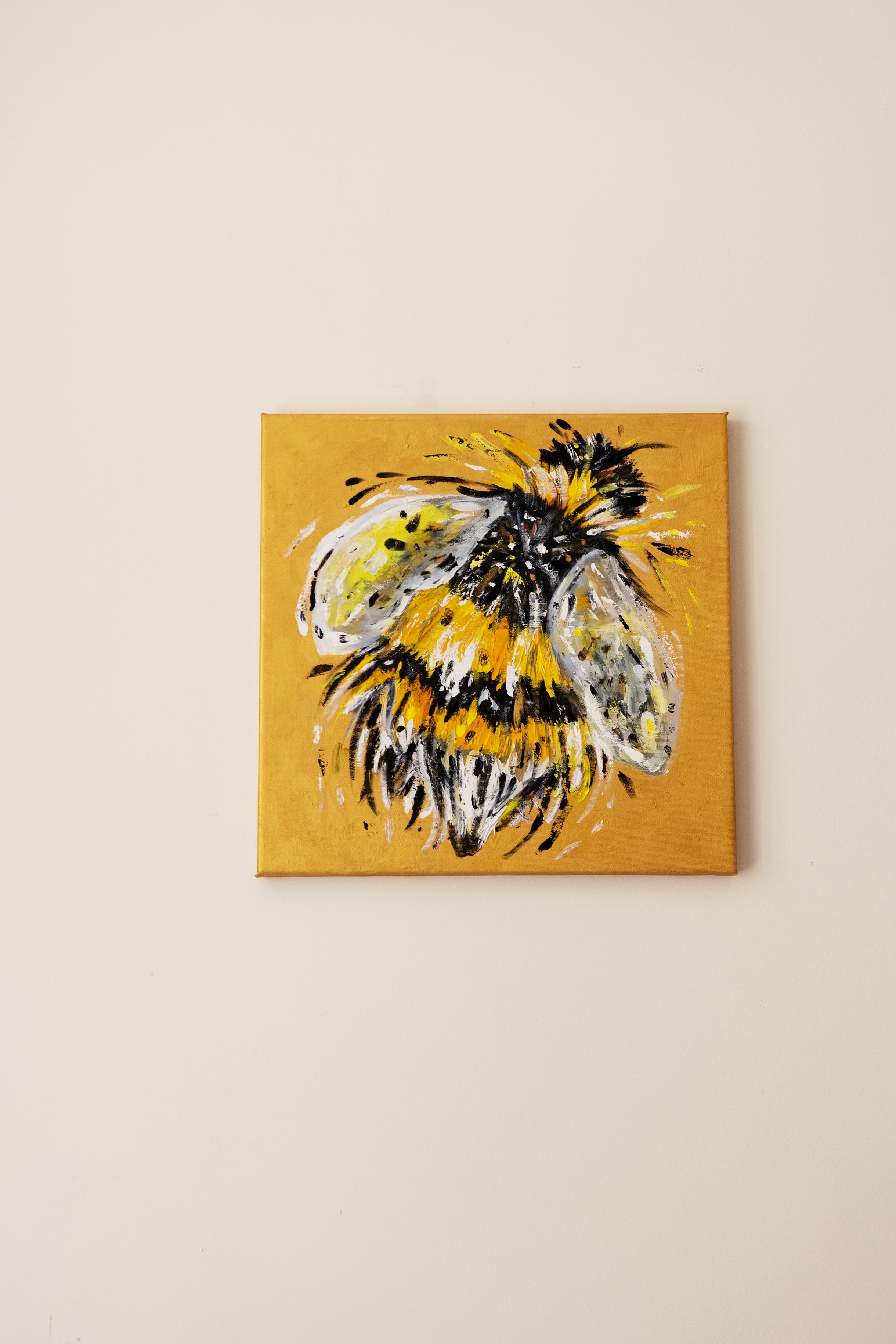 Bee . Originalgemälde – Painting von Alina O'Dwyer