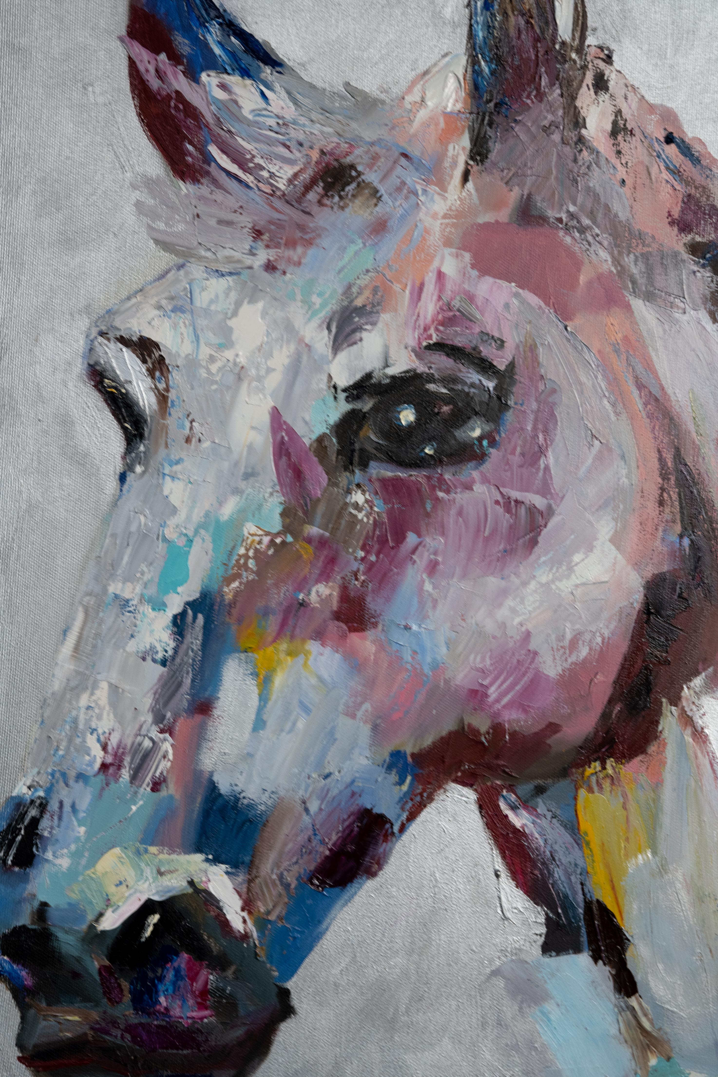 Dieses Kunstwerk zeigt ein weißes Pferd, das mit leuchtenden Spachtelstrichen verziert ist. Inspiriert von dem schwer fassbaren Camarillo White Horse, einer Rasse, die für ihre Seltenheit und Reinheit bekannt ist, stellt das Gemälde konventionelle