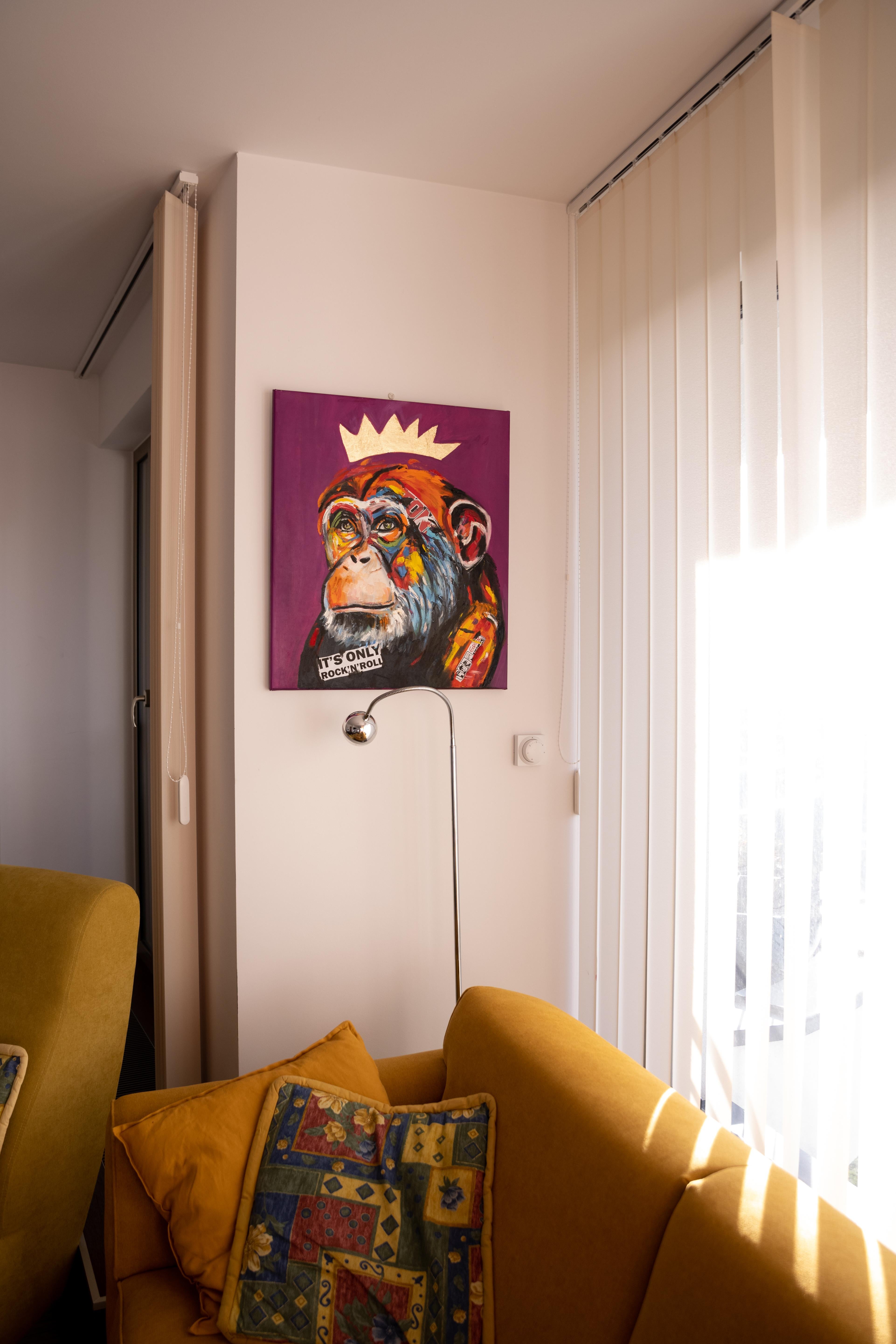 Dieses Gemälde ist von Andy Warhols ikonischen Pop-Art-Porträts inspiriert. Besonders angetan haben es mir die leuchtenden Farben und die einzigartige Perspektive, mit der Warhol berühmte Persönlichkeiten porträtiert hat. Davon motiviert, begab ich