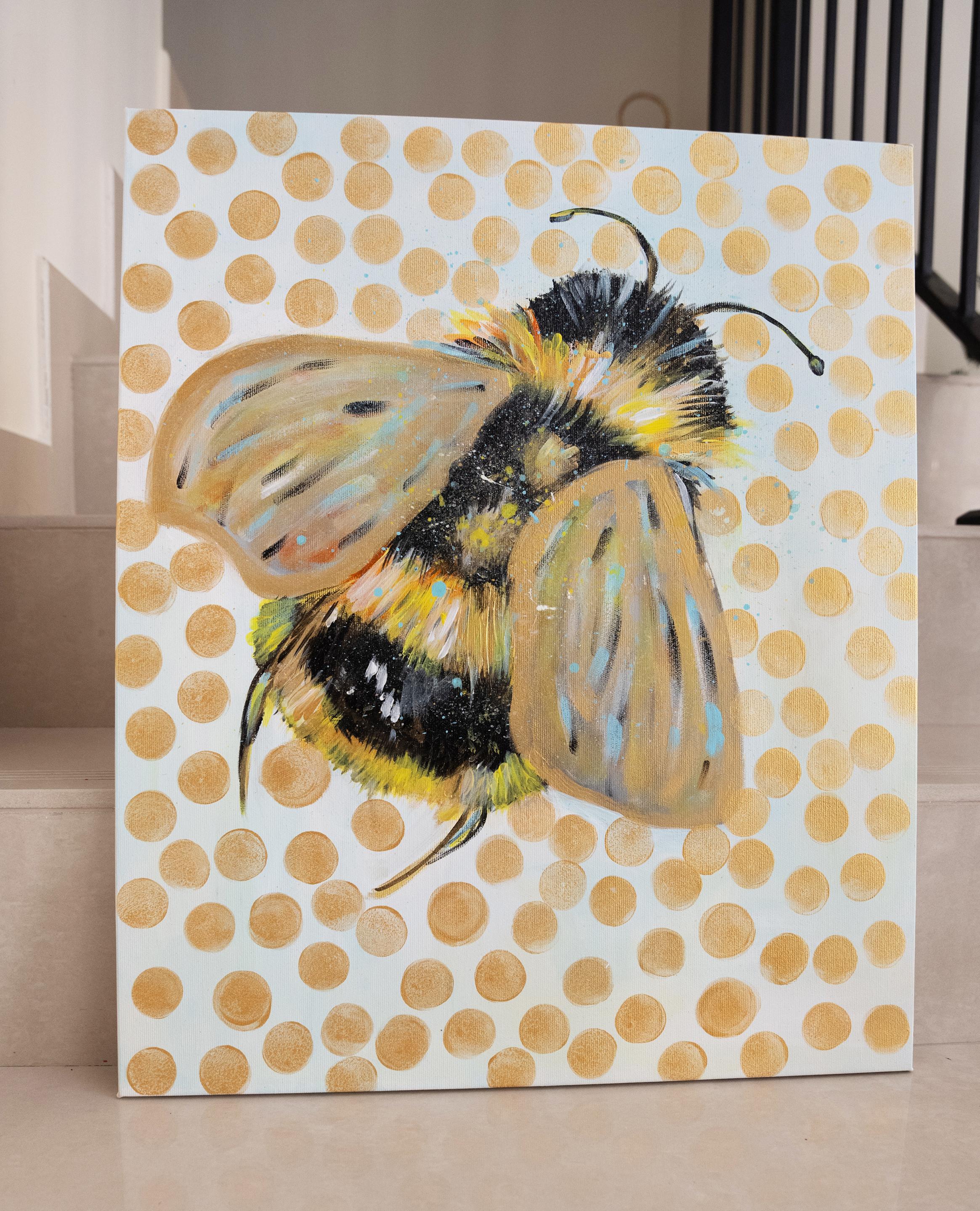 Dieses Acrylgemälde zeigt eine Hummel, die in einem abstrakten Stil mit leuchtenden blauen, goldenen und orangefarbenen Strichen und einem Hauch von Tropftechnik dargestellt ist. Der Hintergrund ist mit Gold gefüllt  Kreise, die sowohl die