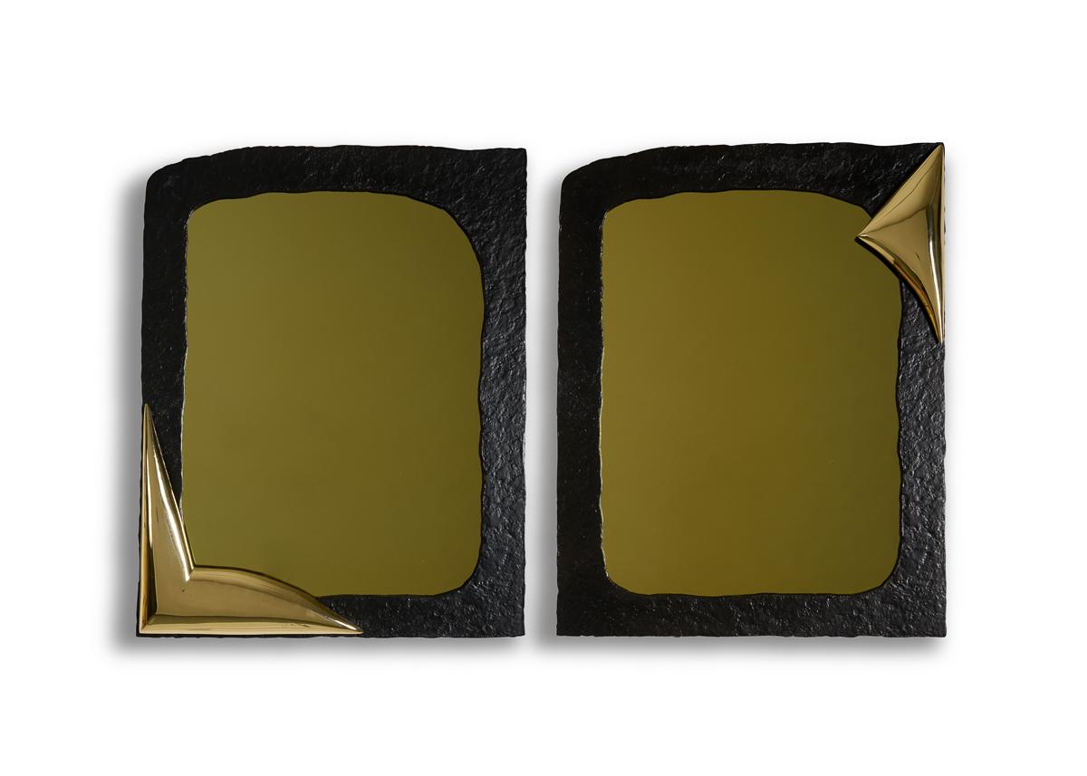 Mit seiner ungleichmäßigen, rechteckigen Form aus grob behauener, geschwärzter Bronze und seiner perfekt geradlinigen, polierten Ecke (als wäre das Ganze vorsichtig von oben eingetaucht worden) schafft dieser exquisite Spiegel ein Gleichgewicht