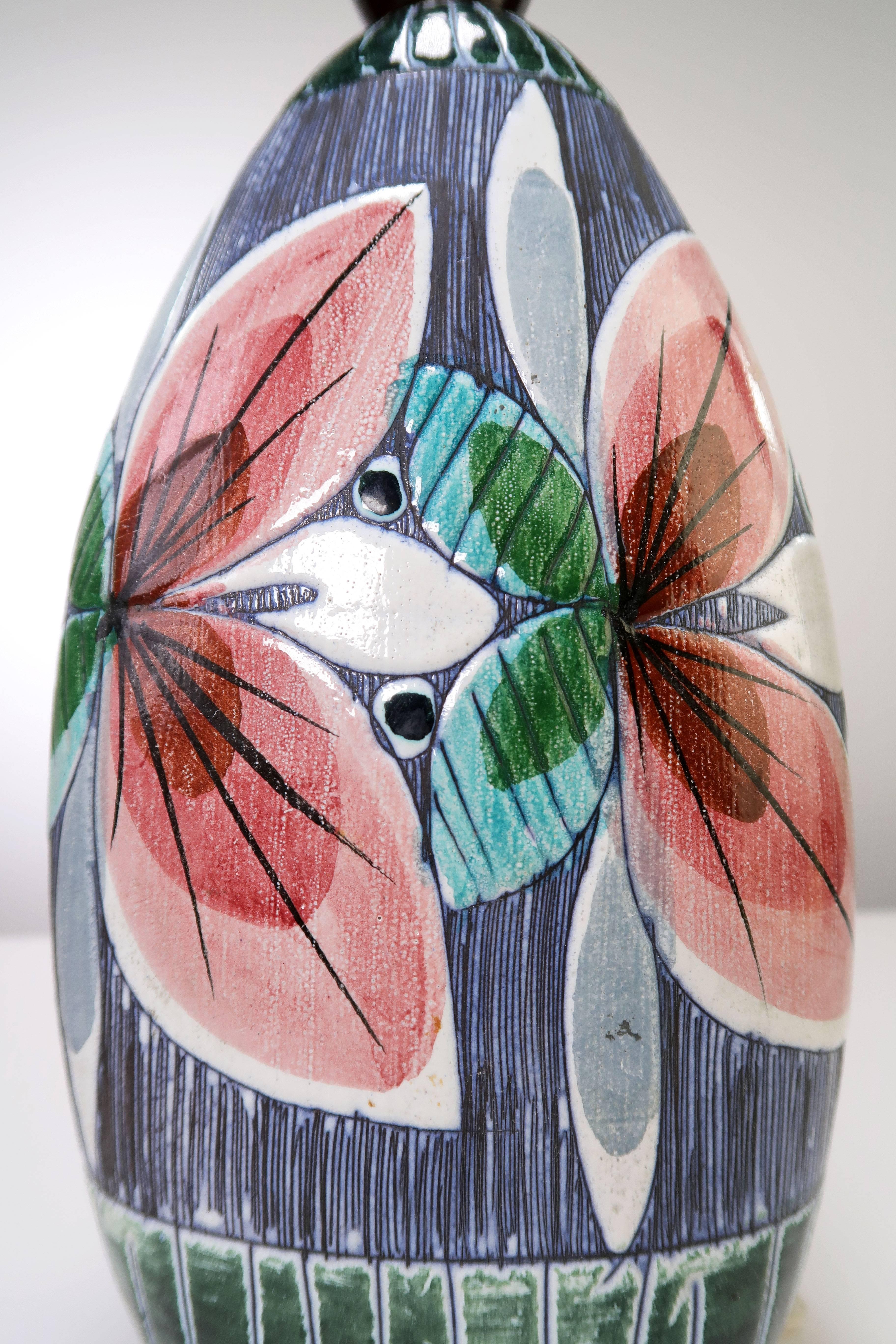 Alingsås 1950s Hand-Painted Swedish Modern Floral Ceramic Table Lamp In Good Condition For Sale In Copenhagen, DK