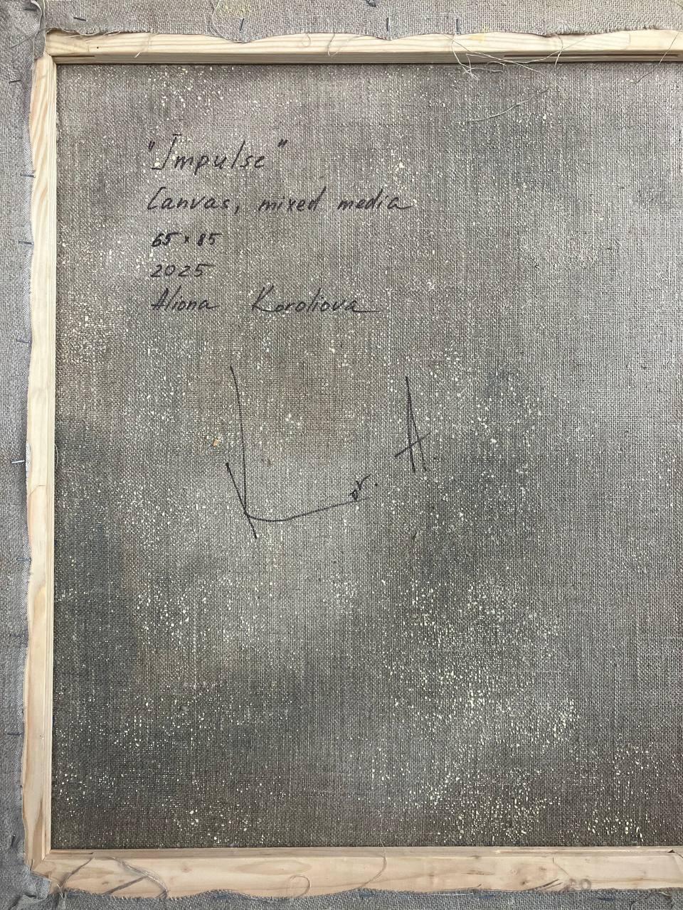 This abstract work captures a strong sense of movement and inner tension.
Contrasting strokes and traces create the feeling of energy frozen in a moment.
The composition balances spontaneity and control — reflecting the instant when an impulse