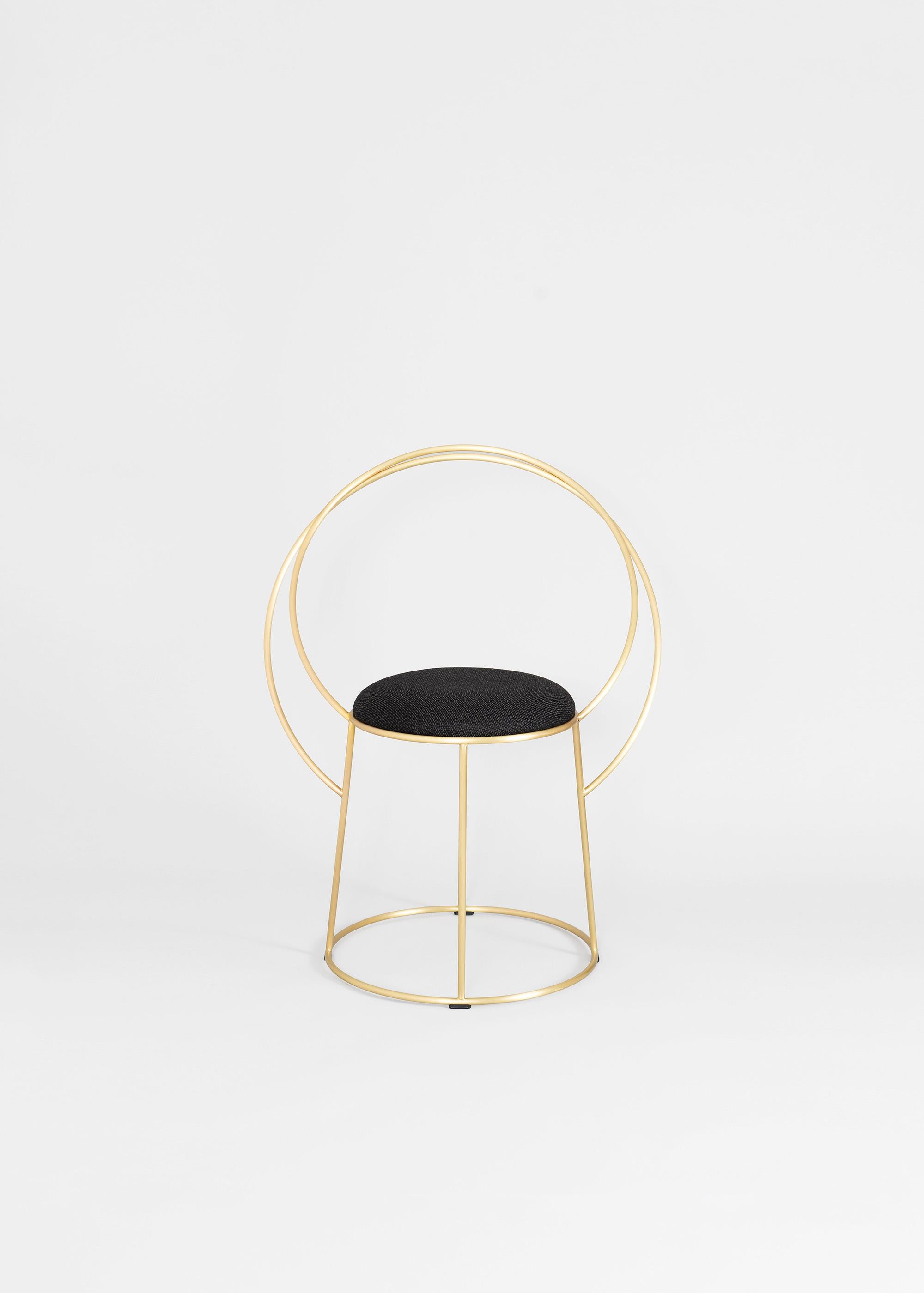 Sedia Alis Brass di Enrico Girotti ENRICO
Dimensioni: L. 70 x P. 53 x H. 89 cm
Materiali: Tappezzeria, Steele.
Peso: 7 kg. 

Enrico Girotti è un designer industriale che ha trovato nella parola 