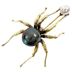 Alishan Broche Araña de Oro de 18 K con Perlas Tahitianas y Akoya con Acento de Diamantes