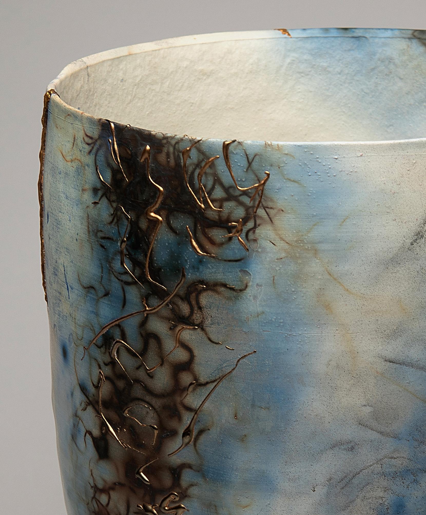 « Blue Lagoon », sculpture en céramique, vase en porcelaine, saggar, bleu, cuivre, or - Contemporain Mixed Media Art par Alison Brannen
