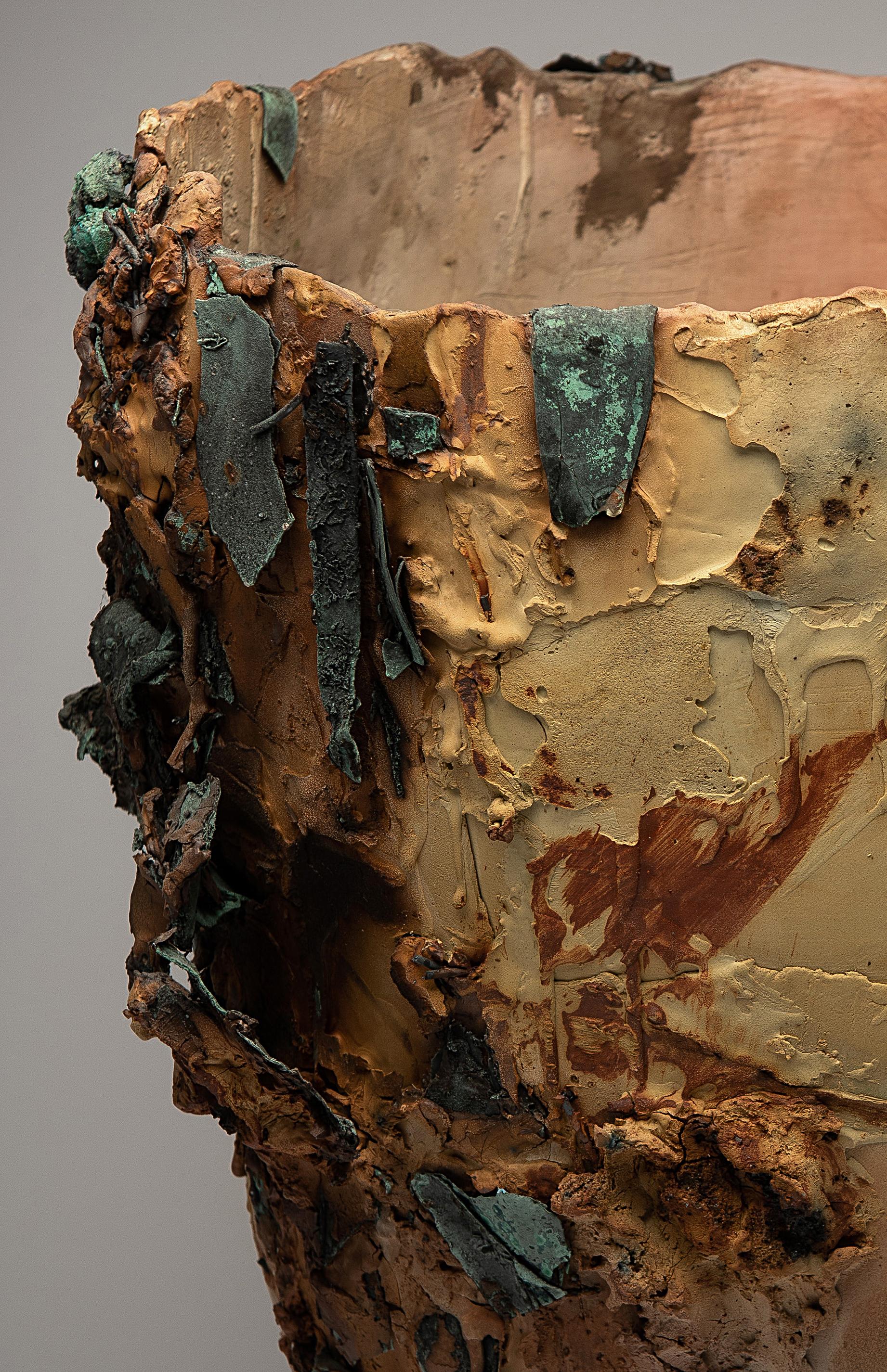 „Magma“, Keramikskulptur, Porzellanvase, Saggar, Kupfer Erde, gebranntes Angebot – Sculpture von Alison Brannen