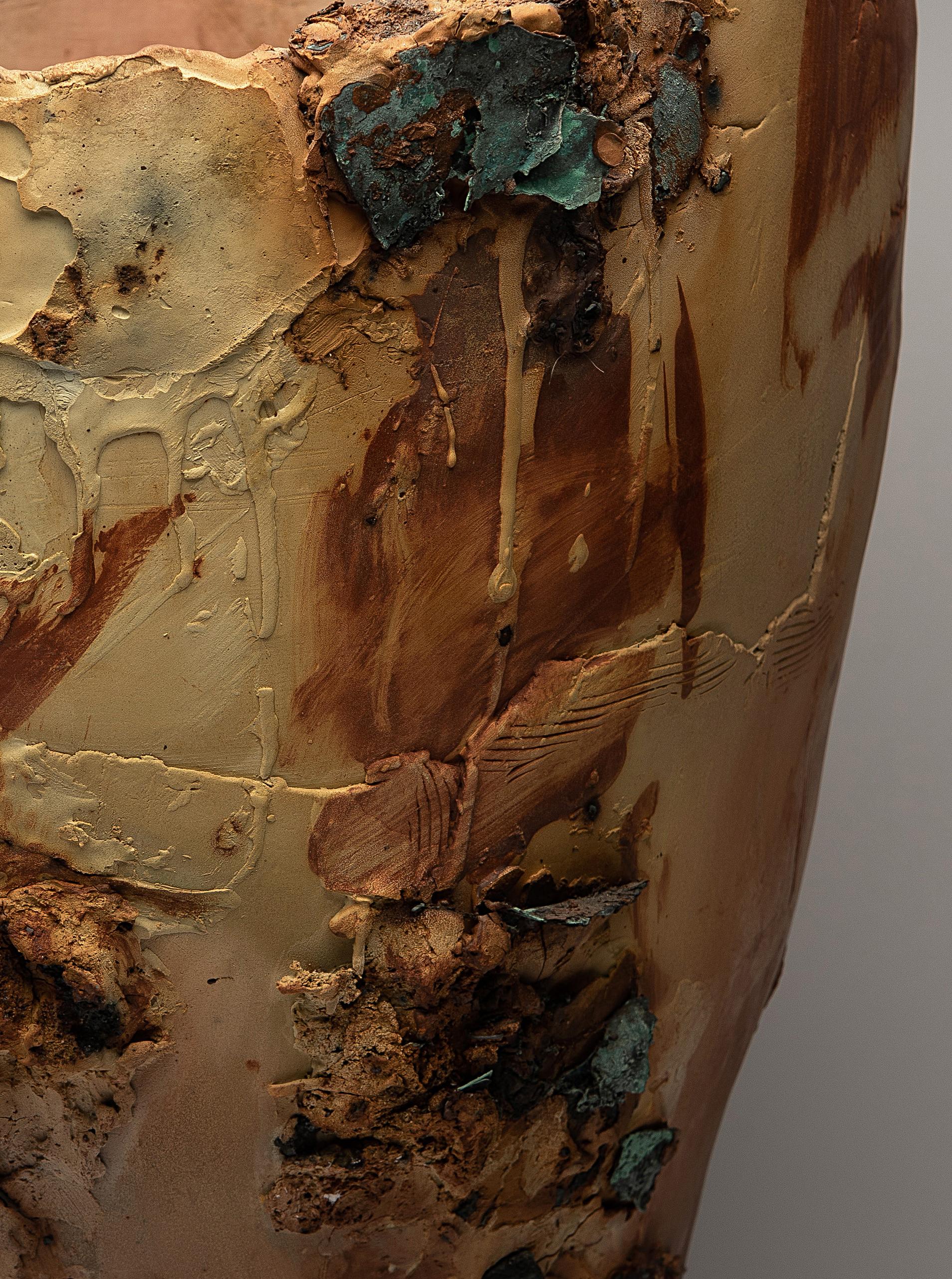 „Magma“, Keramikskulptur, Porzellanvase, Saggar, Kupfer Erde, gebranntes Angebot (Zeitgenössisch), Sculpture, von Alison Brannen
