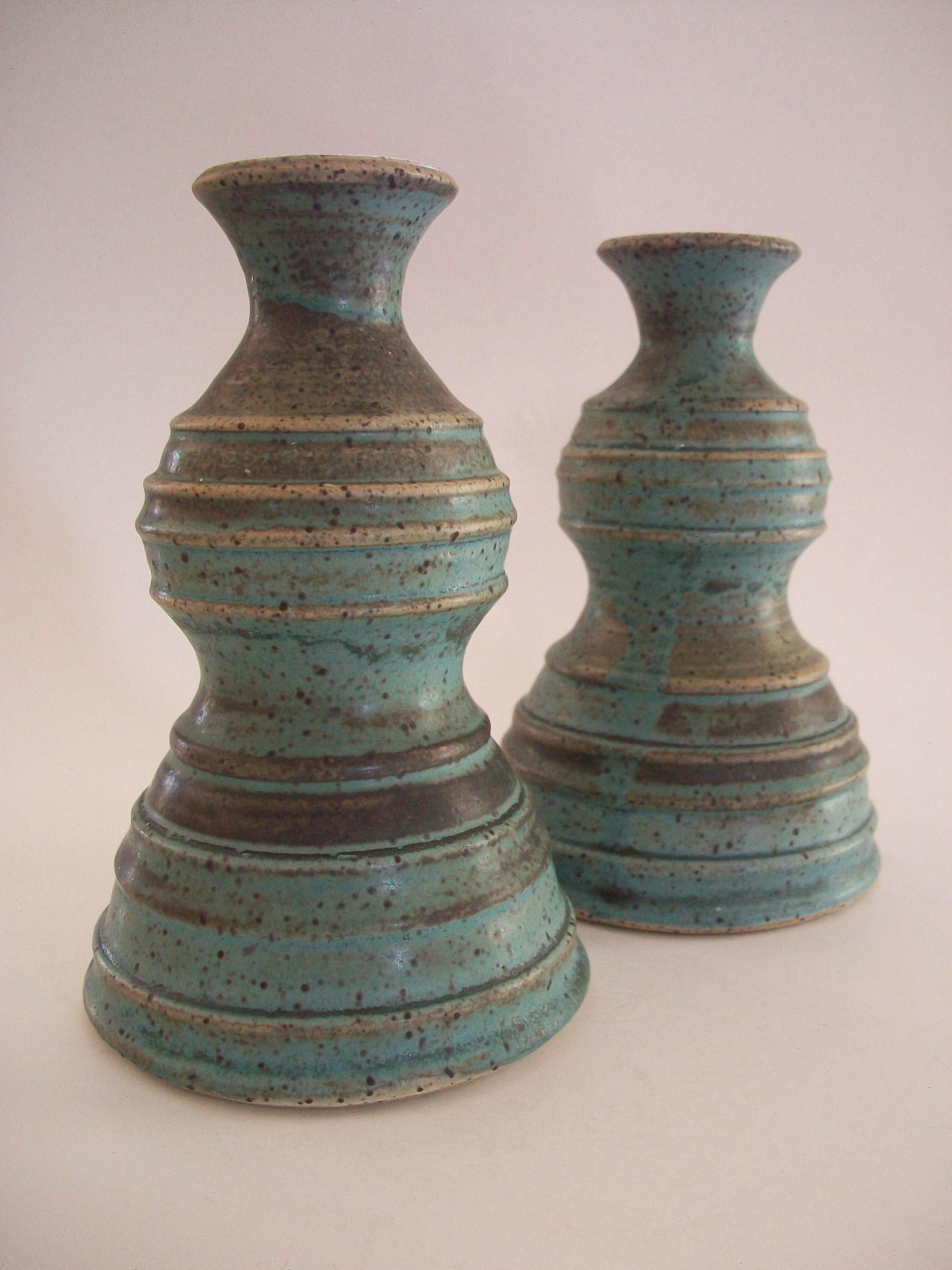 ALISON FENIAK - Bougeoirs en poterie studio du milieu du siècle - glaçures mates turquoise et brune entremêlées - faits à la main / tournés - chacun signé et daté sur la base - Canada - vers 1956.

Excellent / mint vintage condition - pas de perte