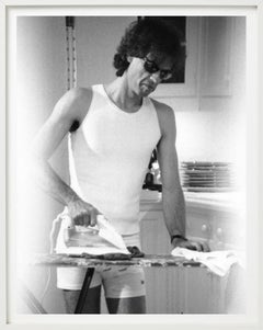 Mick Jagger che stira - Funny Deep Fake, Ritratto di celebrità, Fotografia d'autore