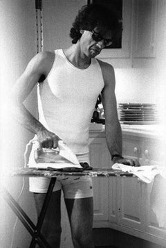 Mick Jagger che stira - Funny Deep Fake, Ritratto di celebrità, Fotografia d'autore