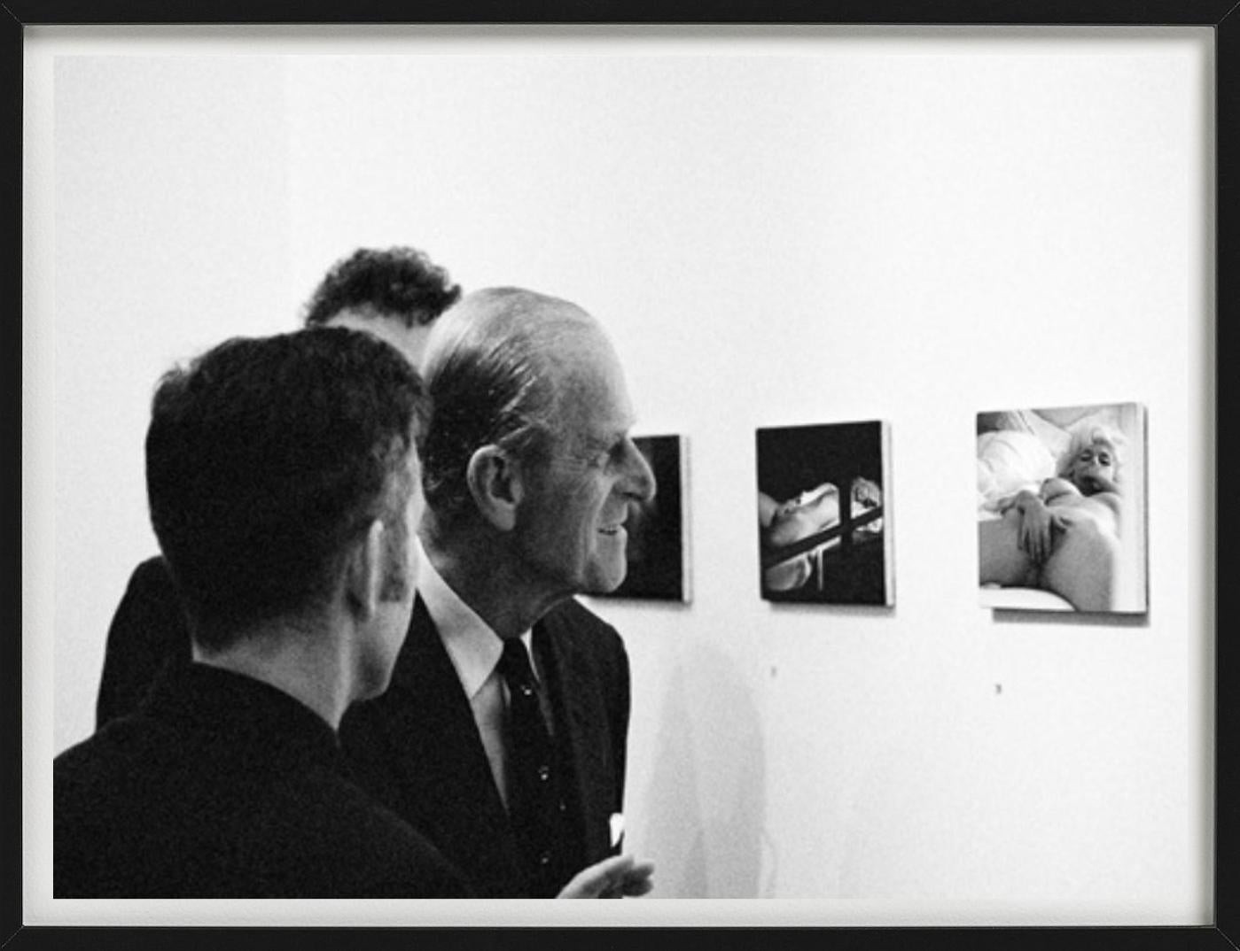 Il principe Philipp guarda Marilyn - Deep Fake, Fotografia d'autore - Photograph di Alison Jackson