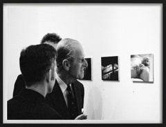 Le prince Philipp regarde Marilyn - Deep Fake, Fine Art Photography