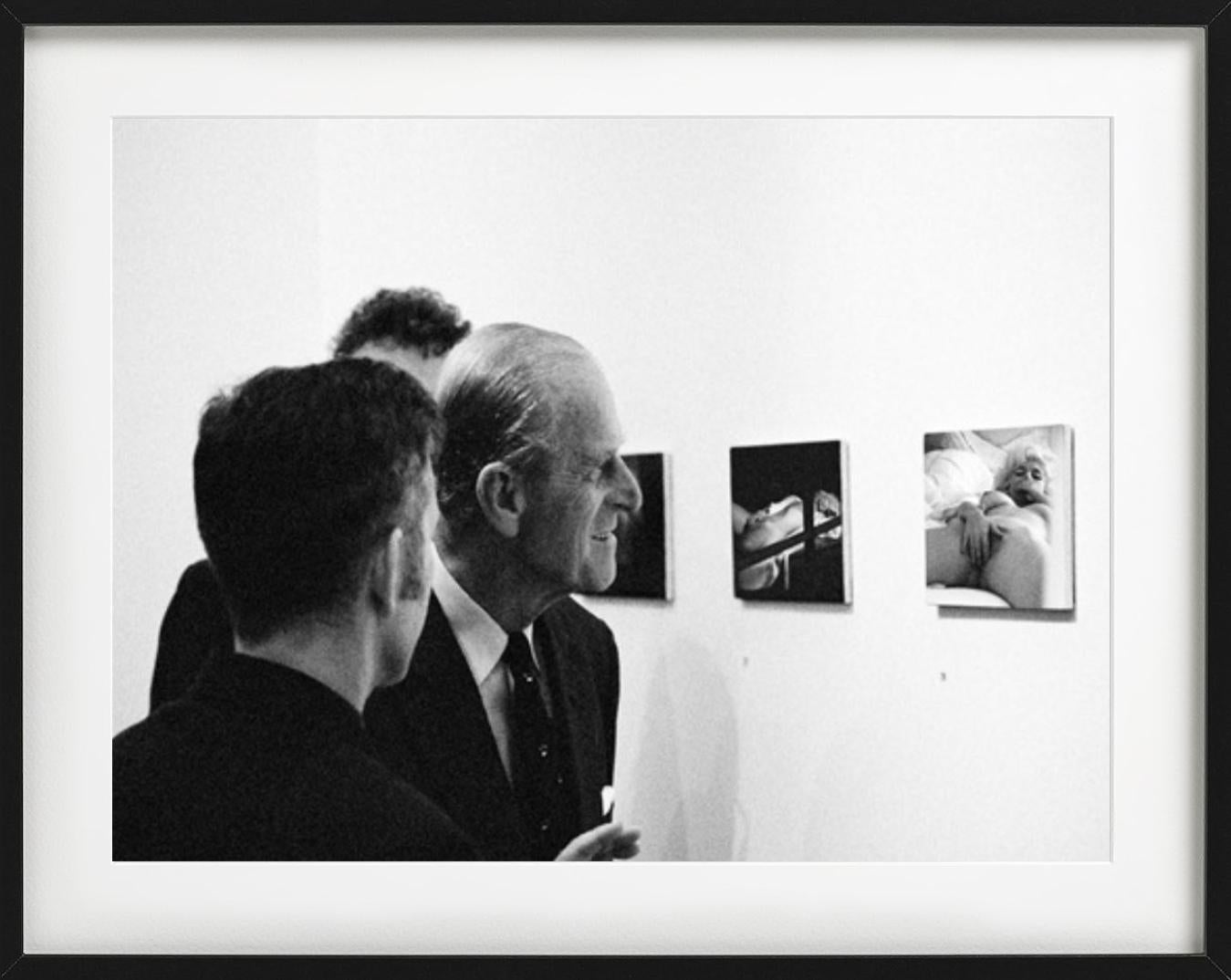 Il principe Philipp guarda Marilyn - Deep Fake, Fotografia d'autore - Black and White Photograph Grigio di Alison Jackson