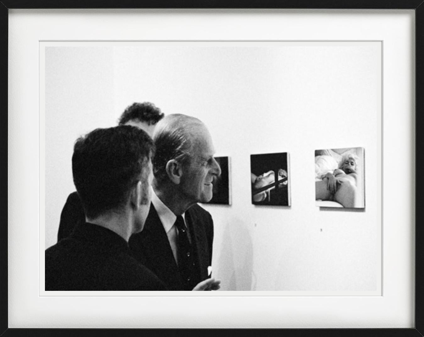 Il Principe Filippo guarda Marilyn, fotografato da Alsion Jackson. 

Tutte le stampe sono in edizione limitata. Disponibile in più misure. Cornici di alto livello su richiesta.

Tutte le stampe sono realizzate e firmate dall'artista. Il