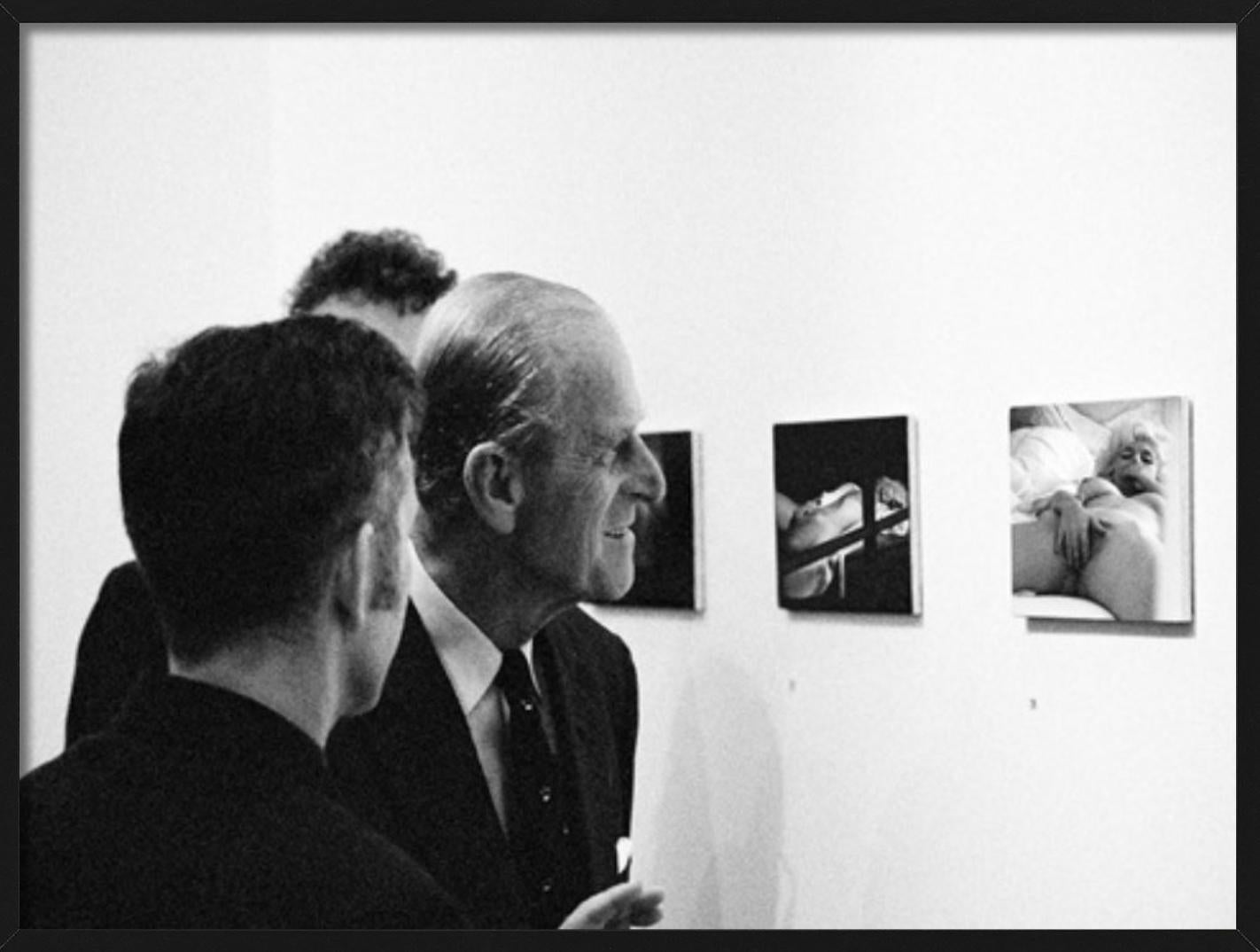 Il principe Philipp guarda Marilyn - Deep Fake, Fotografia d'autore in vendita 1