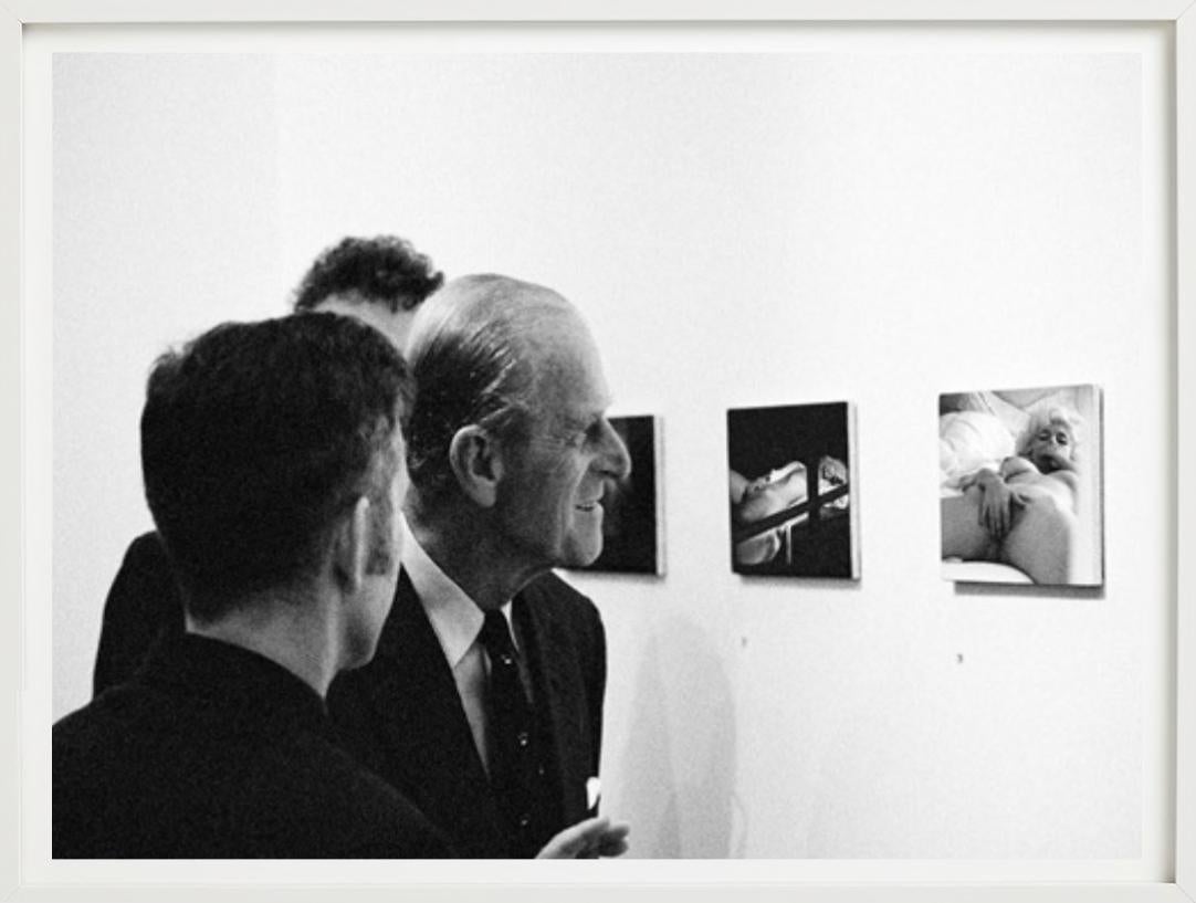 Il principe Philipp guarda Marilyn - Deep Fake, Fotografia d'autore in vendita 2