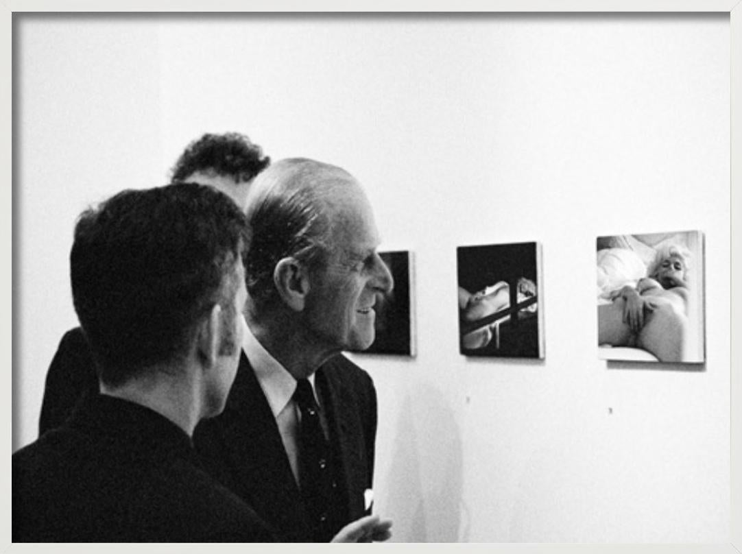 Il principe Philipp guarda Marilyn - Deep Fake, Fotografia d'autore in vendita 3