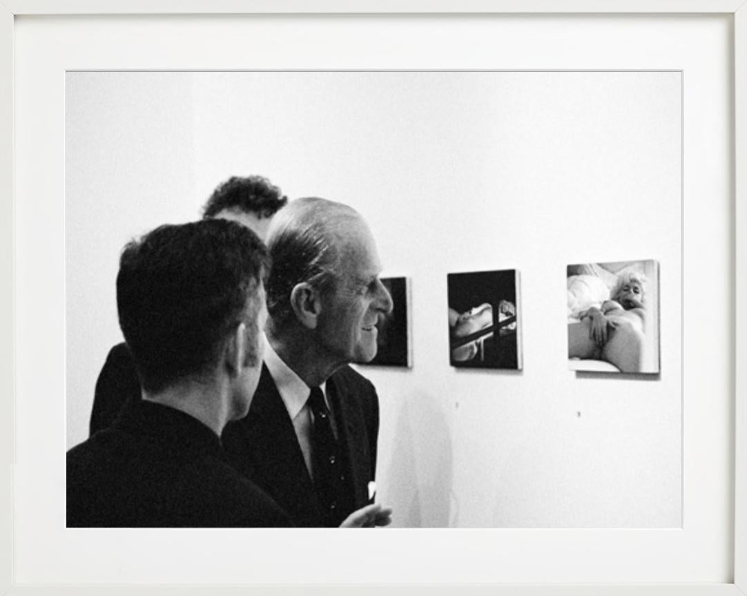 Il principe Philipp guarda Marilyn - Deep Fake, Fotografia d'autore in vendita 4