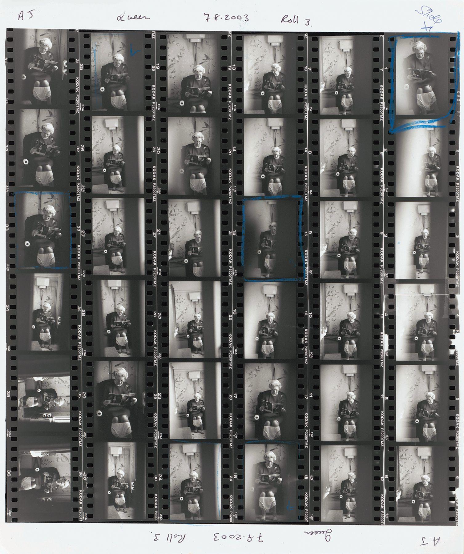 Black and White Photograph di Alison Jackson - Scheda di contatto Queen on the Loo