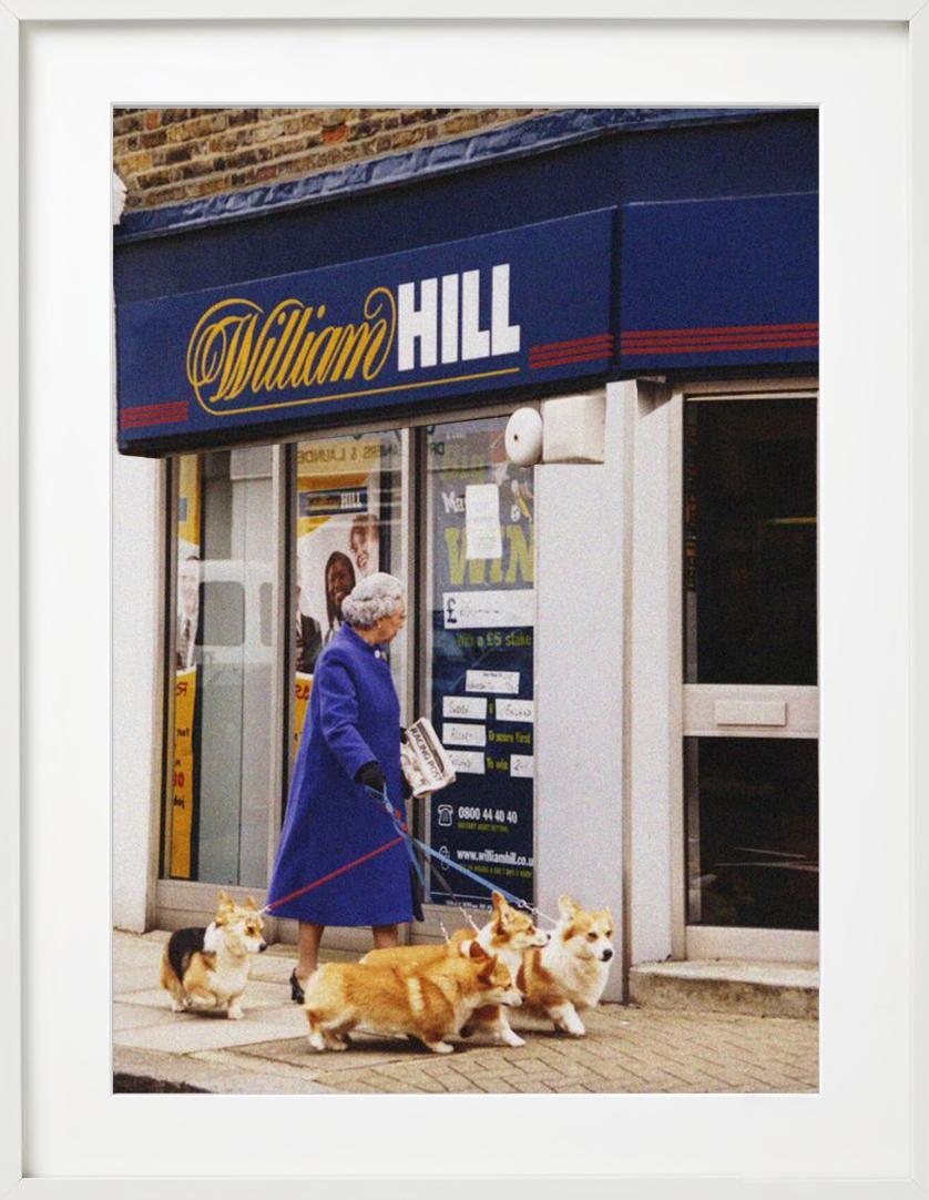 The Queen at William Hill – Walking her Corgies, Fine Art Photography, 2003 im Angebot 5
