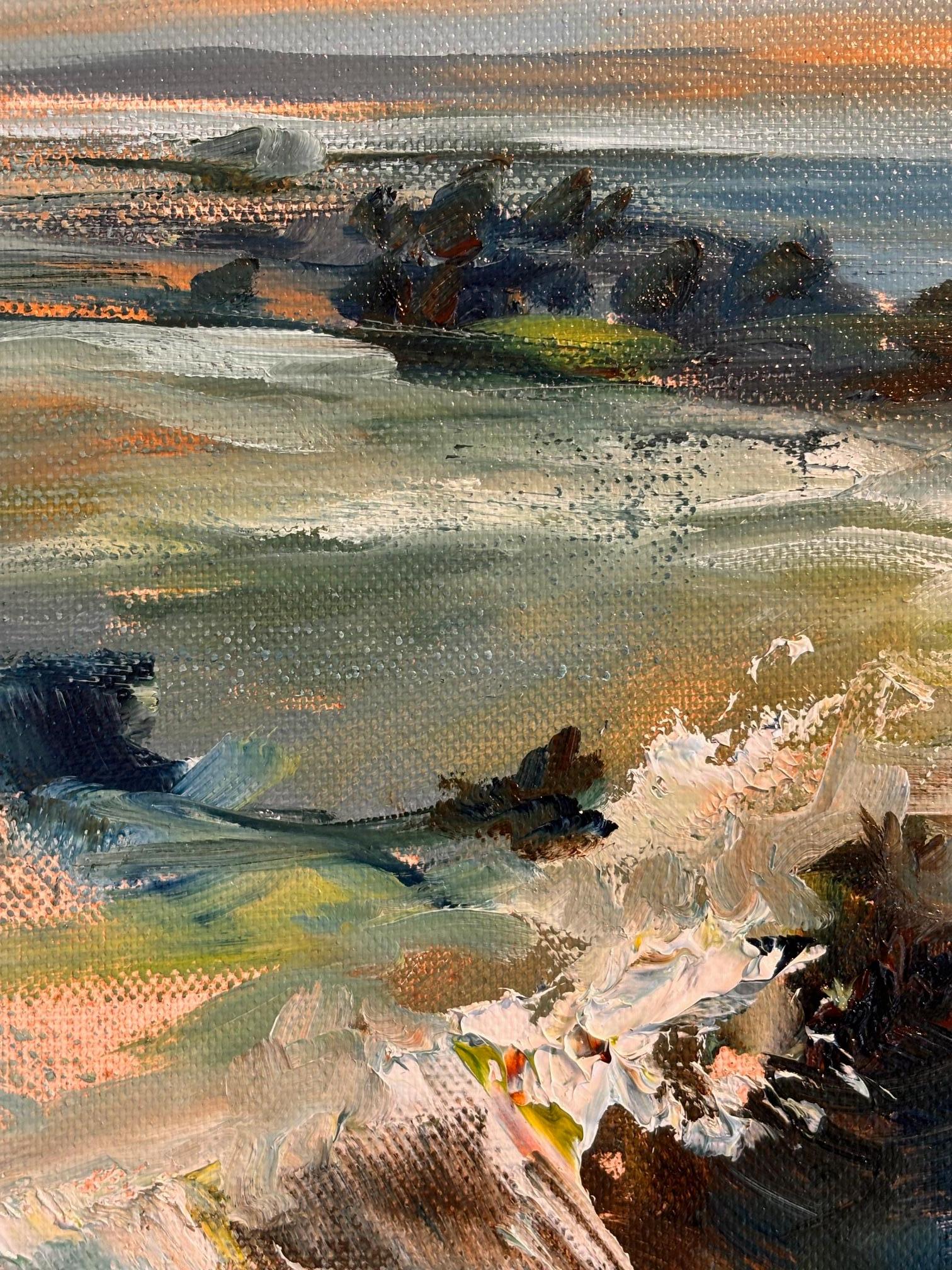 Dieses außergewöhnliche Kunstwerk ist derzeit in der Signet Contemporary Art Gallery und online ausgestellt und zu verkaufen.

From the Top von Alison Johnson, Öl auf Leinwand, bietet eine weitreichende Perspektive auf Land, Meer und Himmel, als ob