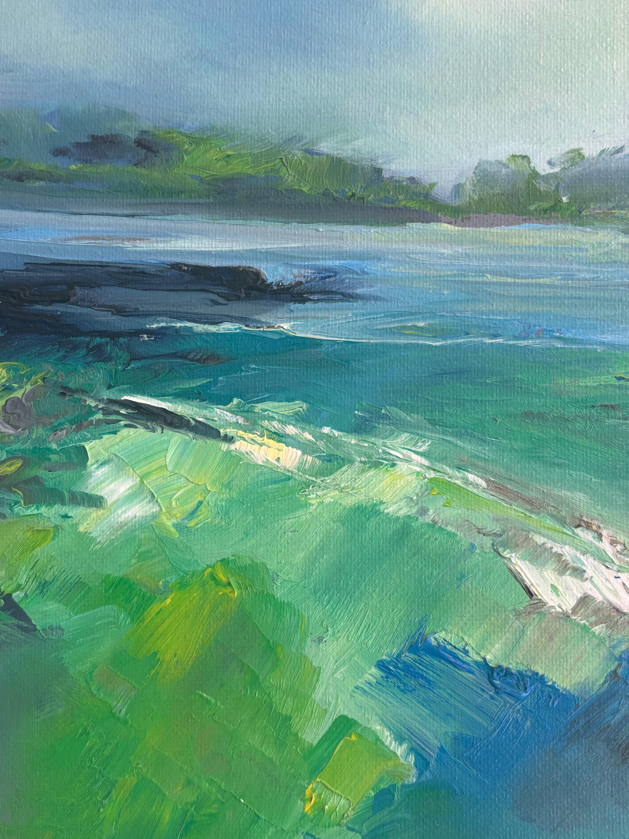 Pastures Green - abstrakte Landschaftsmalerei in Öl - surreale zeitgenössische Kunst (Blau), Landscape Painting, von Alison Johnson