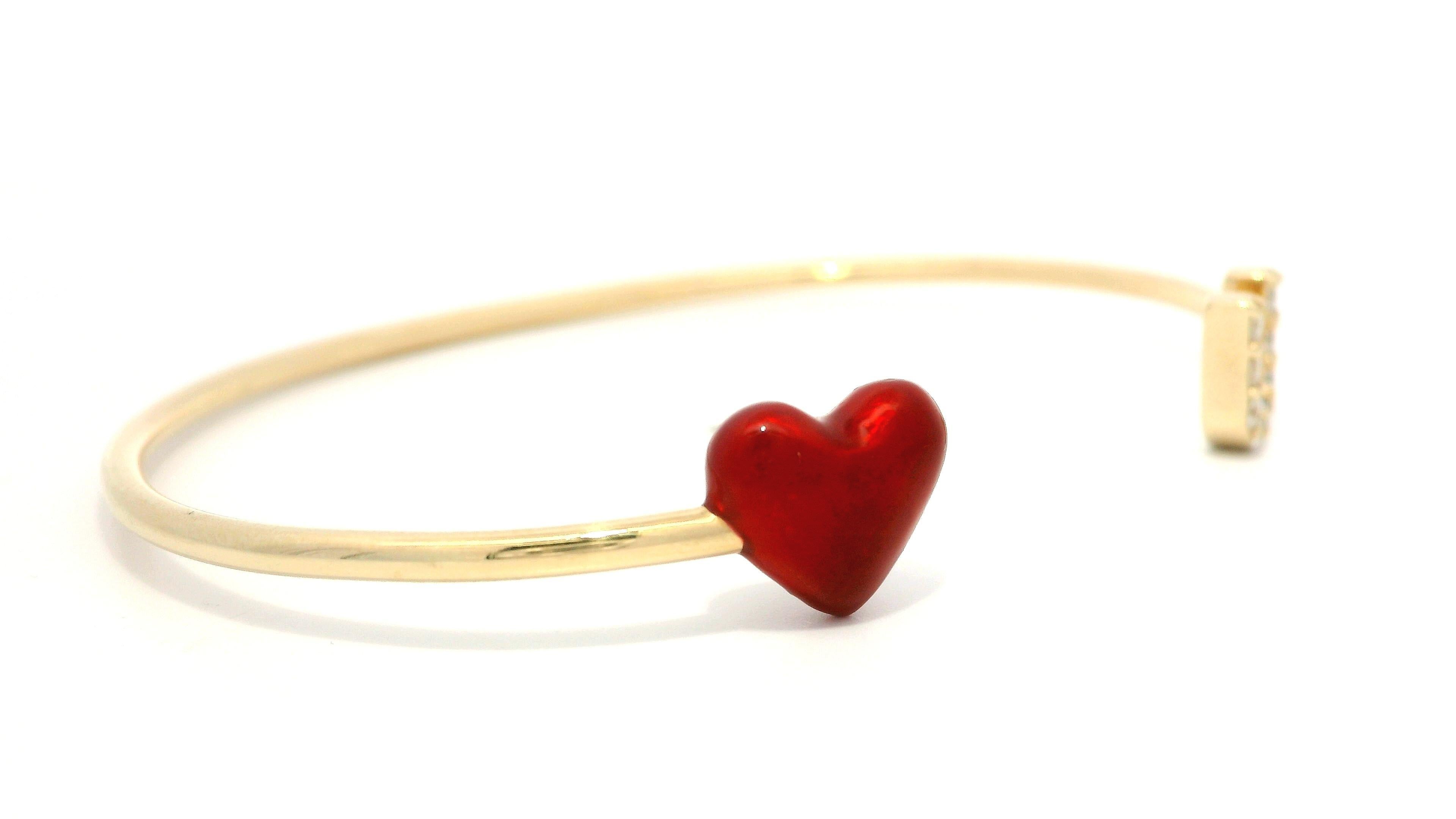 Taille brillant Alison Lou, manchette ouverte Heart Love You en or jaune 14 carats, diamants et émail rouge en vente