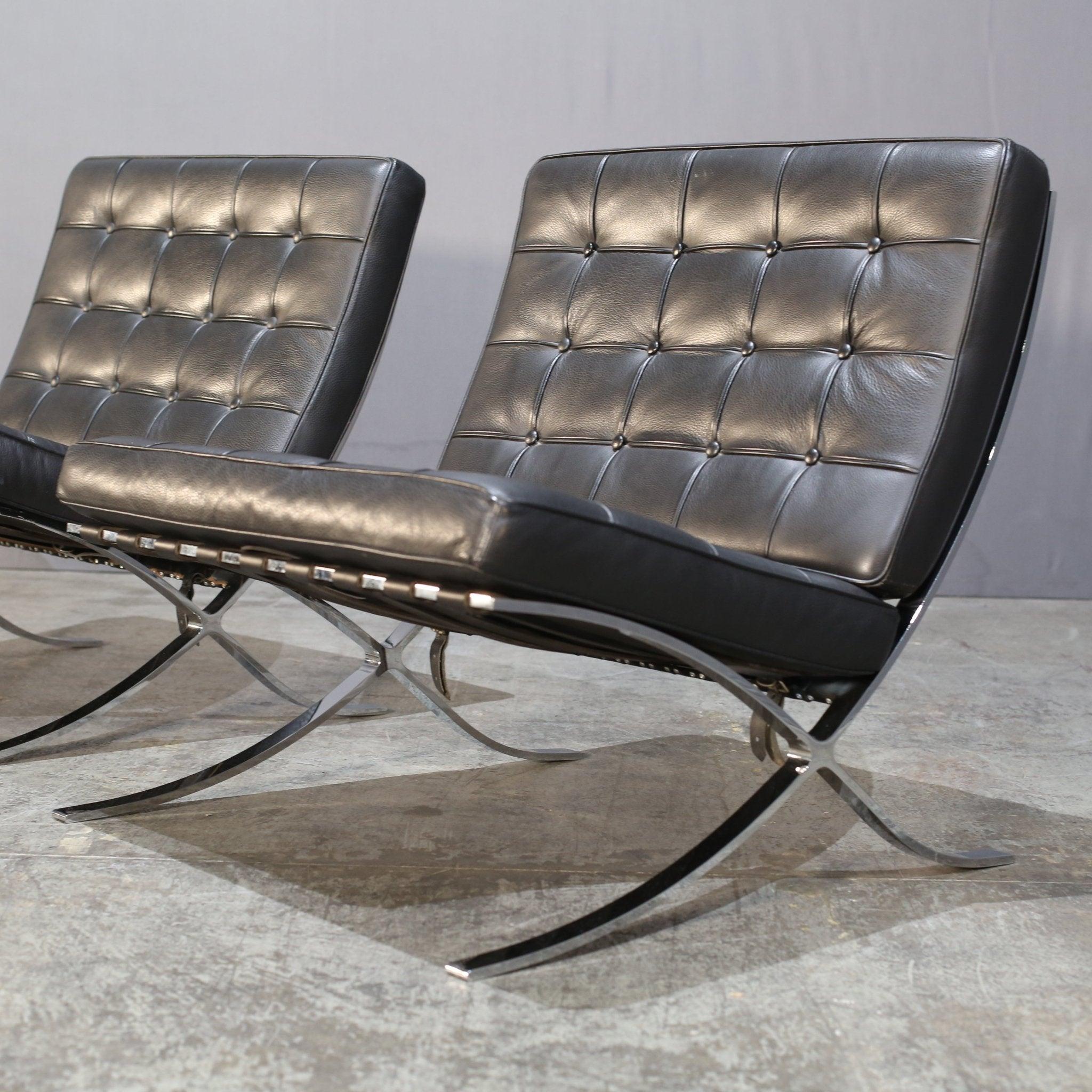 Te presentamos la icónica Silla Barcelona de Alivar, una pieza atemporal de mobiliario de lujo que destila sofisticación y elegancia. Fabricada con materiales de la más alta calidad, esta silla presenta una elegante estructura de metal inoxidable y