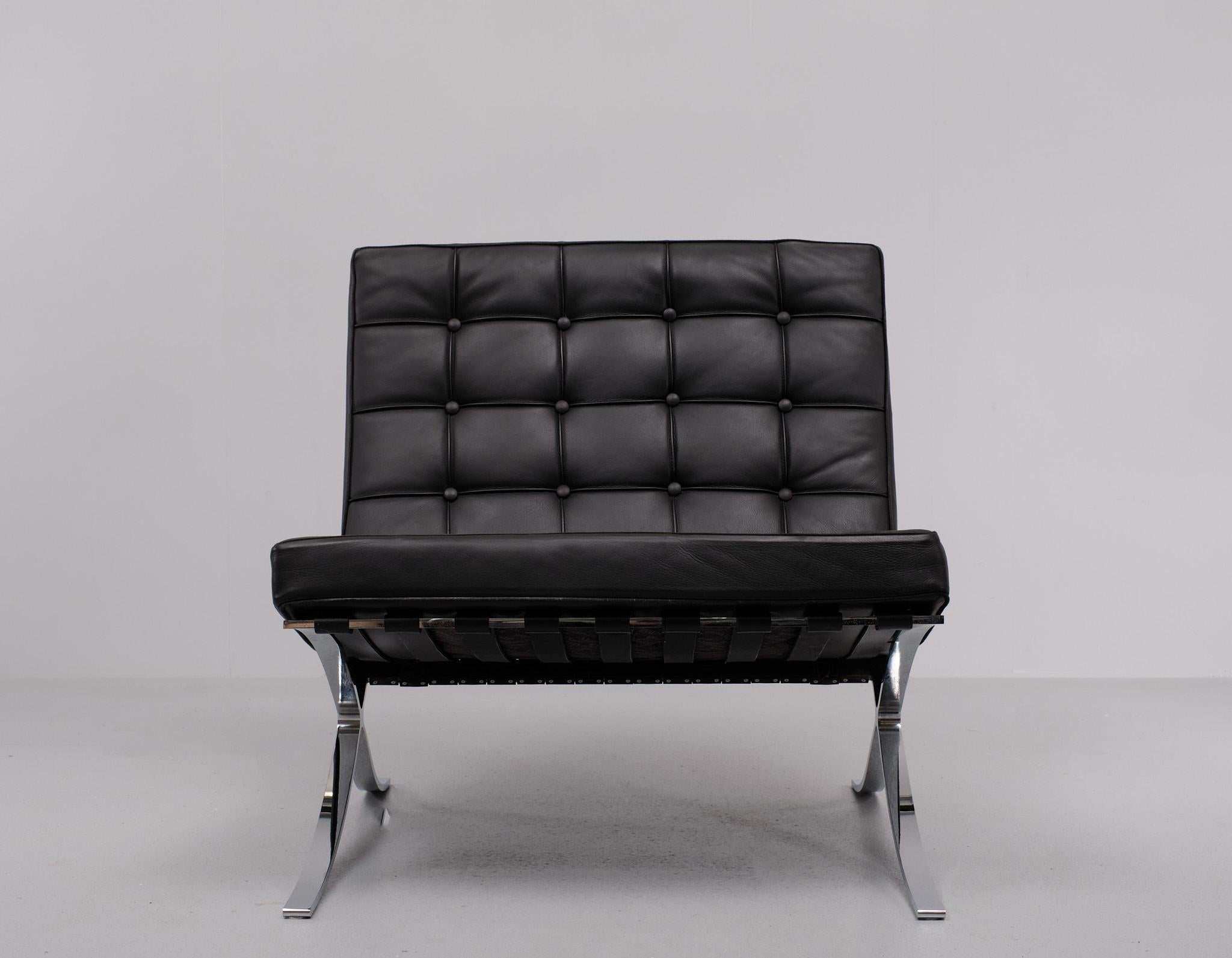  Silla Barcelona  por el Museo Alivar. Este diseño icónico es una de las tumbonas favoritas del mundo. La Silla Barcelona fue diseñada por Ludwig Mies van der Rohe para el Pabellón de la Deutscher Werkbund en la Exposición Universal de Barcelona de