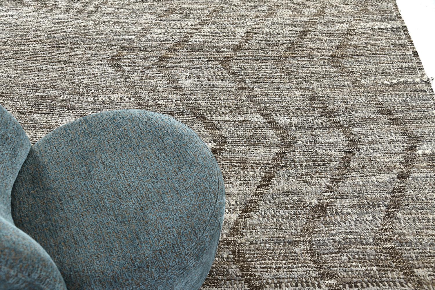 Alize is a natural pile woven wool in a grayscale of horizontal strokes-abstract over an amazing zigzag outline. Detailed natural flat-weave runs around the border with tassels adding a beautiful embellishing touch. A decor that will add harmonies
